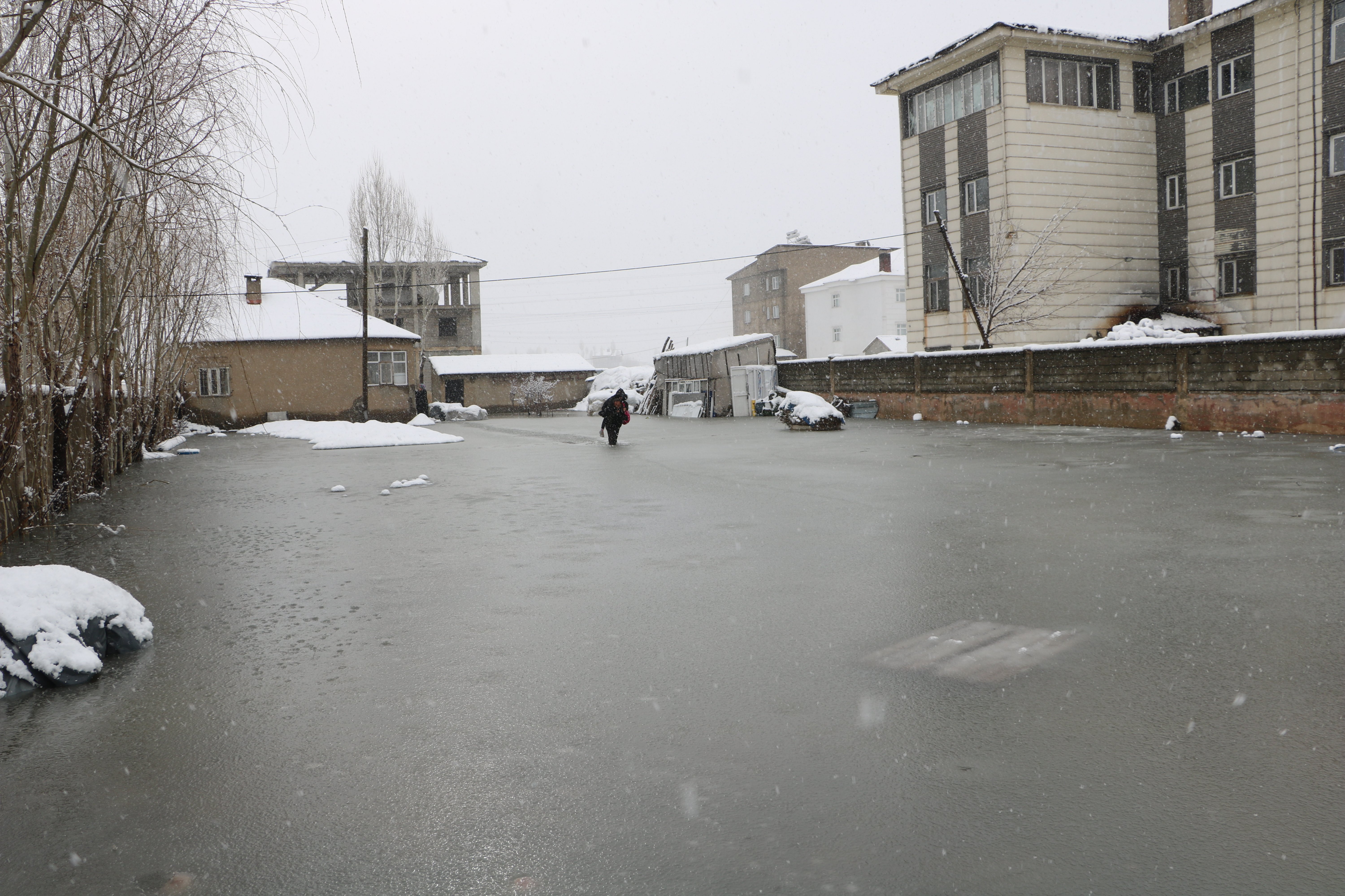 Cengiz Dilce çocuklarını taşıyor