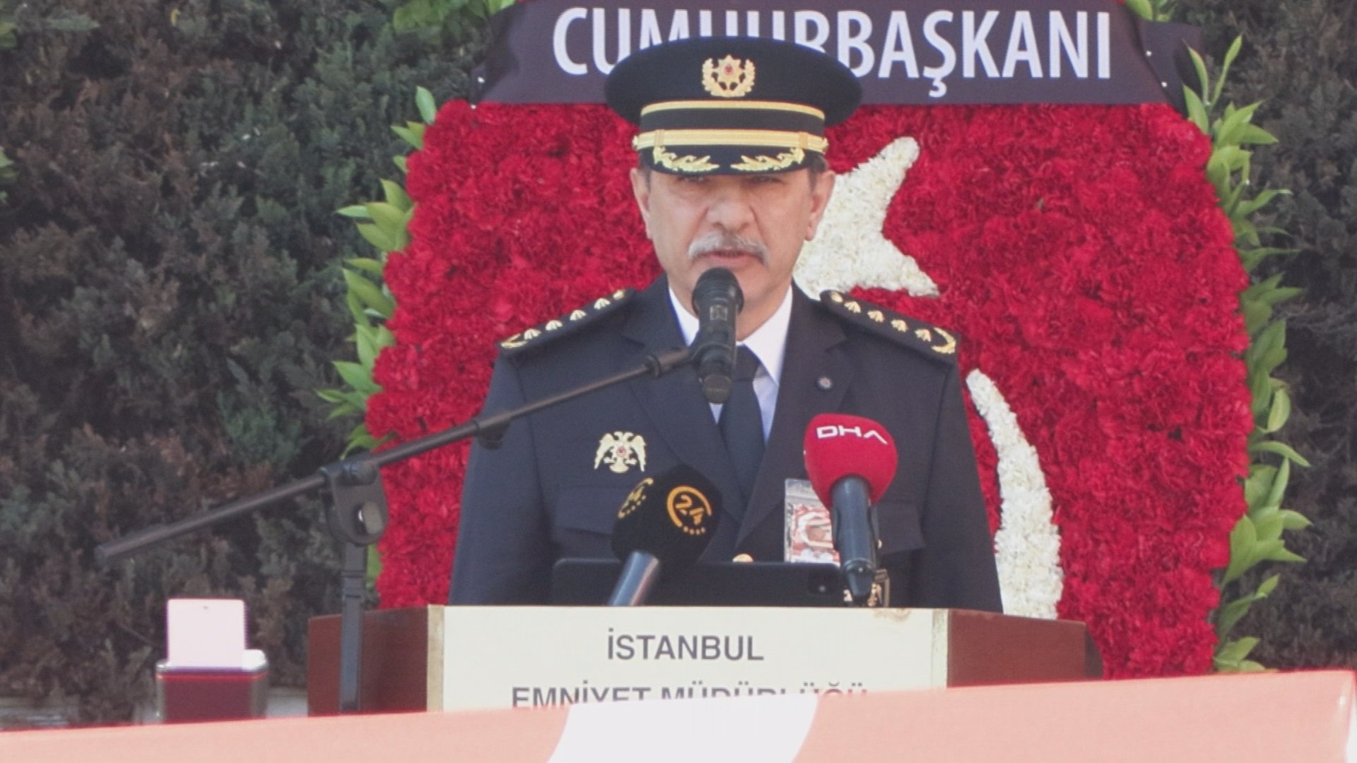 Şehit Polis Seçkin Yalçın naaşı meslektaşları tarafından taşınıyor