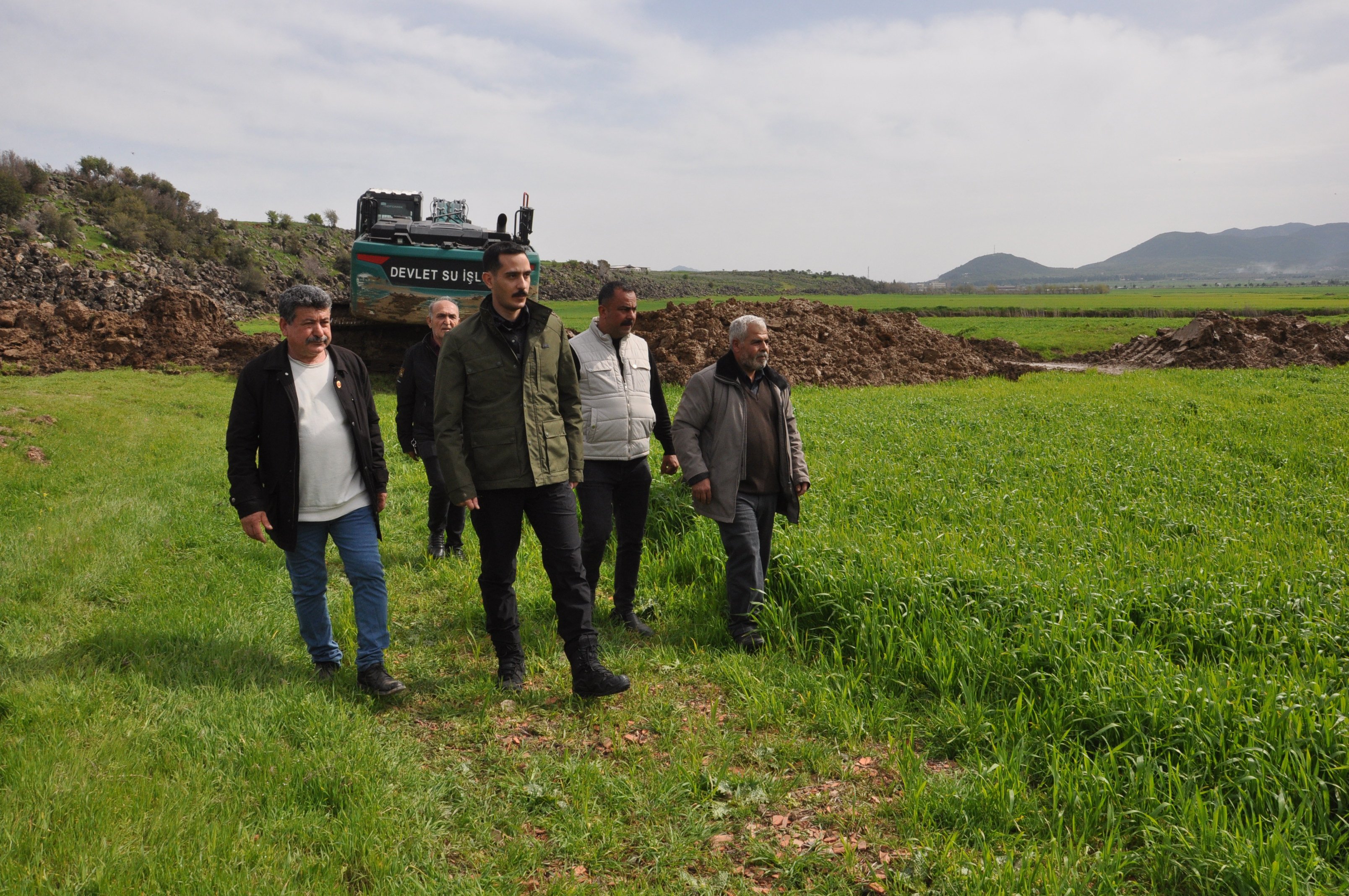 DSİ ekipleri kanal açma çalışması