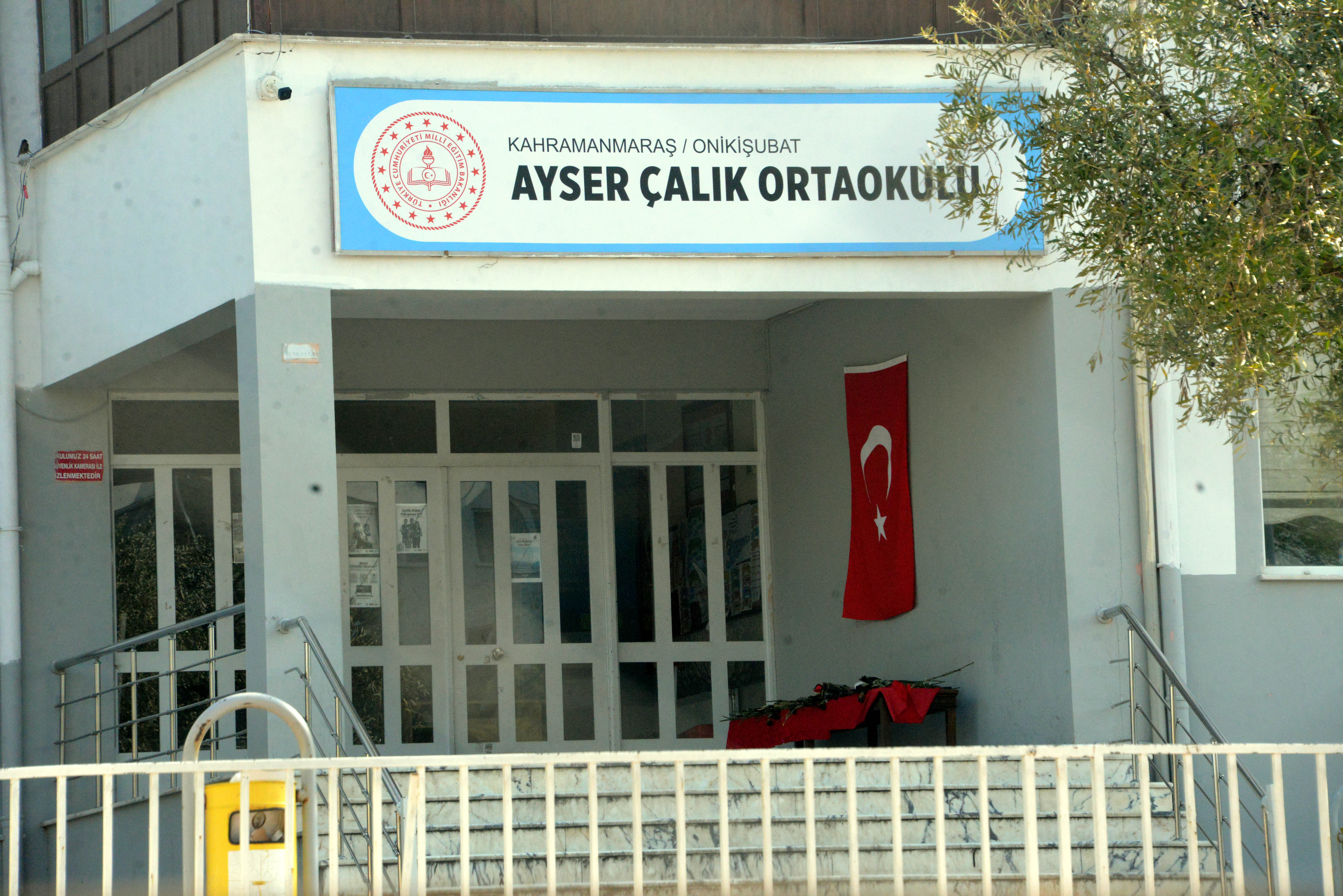 Ayser Çalık Ortaokulu kapısında çiçekler