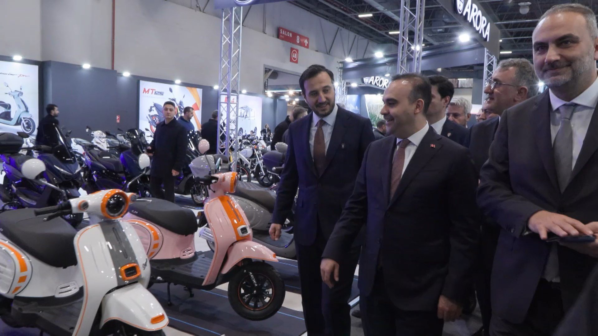 Bakan Kacır fuar açılışında konuşuyor