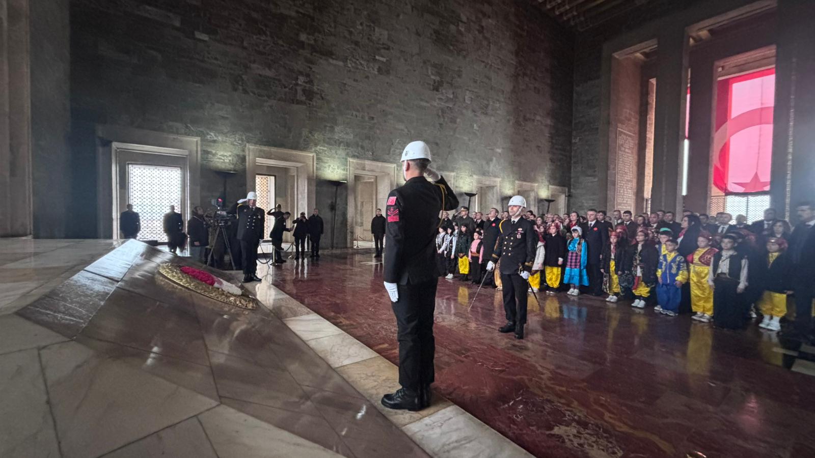 Bakan Tekin Anıtkabir defterini imzalıyor