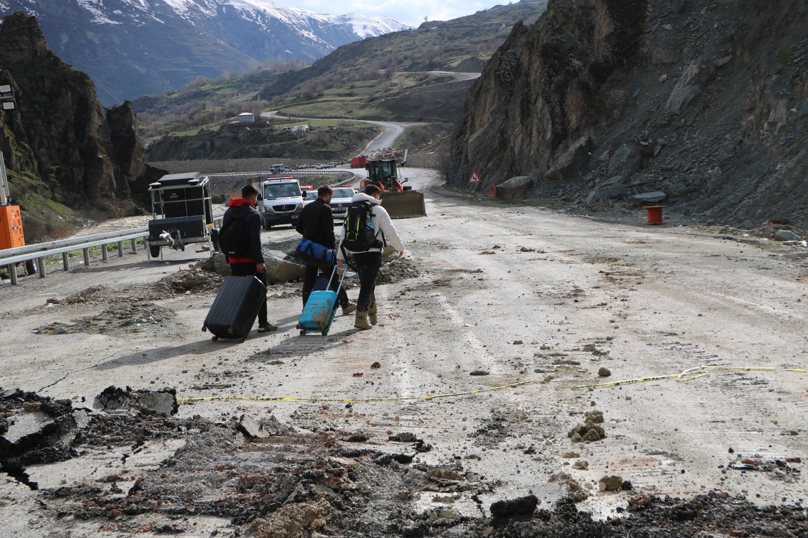 Mahsur kalan araçlar Hakkari