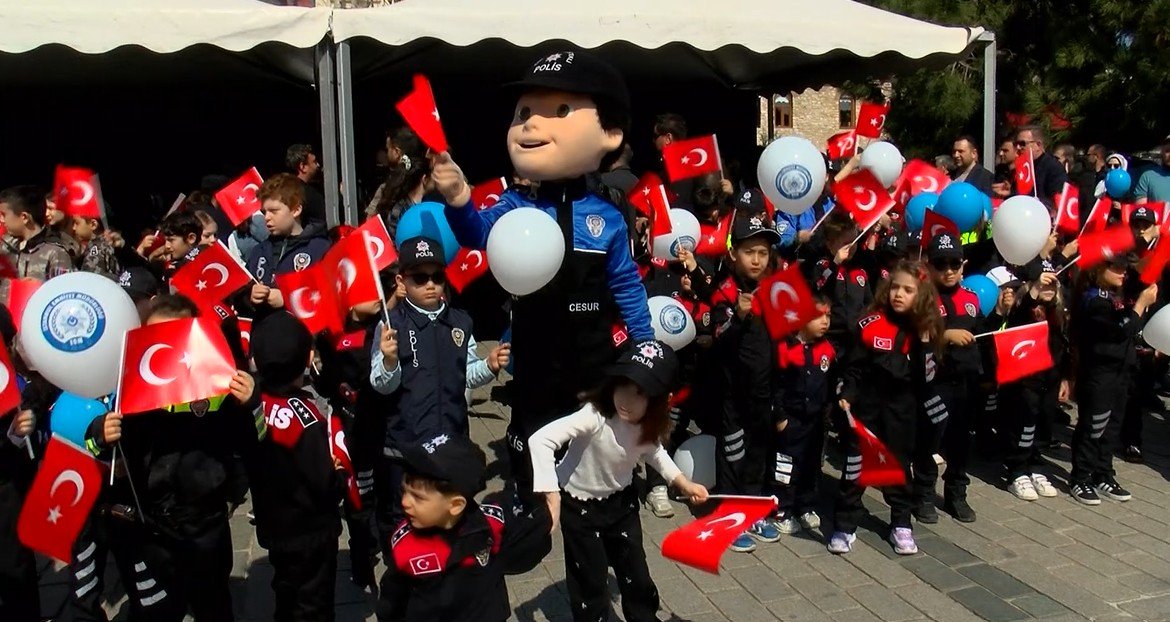 İstanbul Emniyet Müdürü Selami Yıldız Çocuklarla