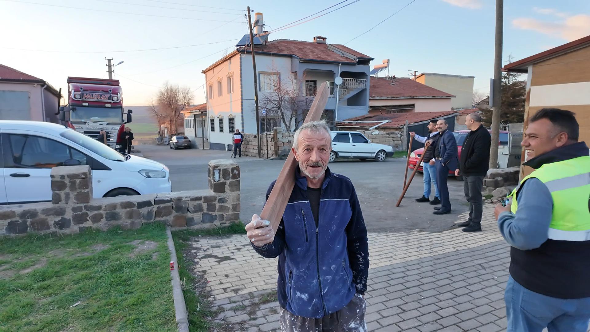 Polis ekipleri ve mahalle sakinleri