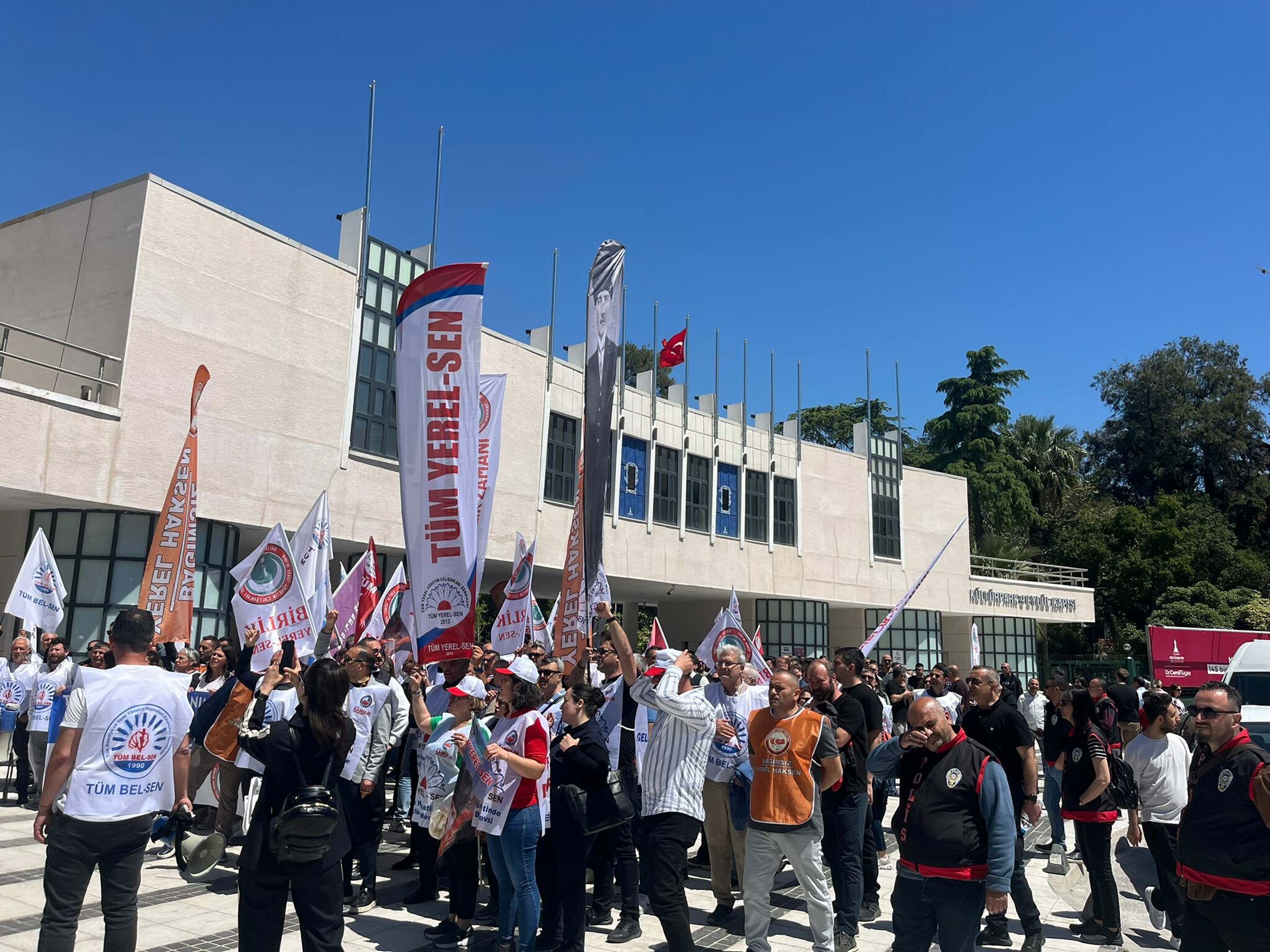 Eylem yapan belediye memurları