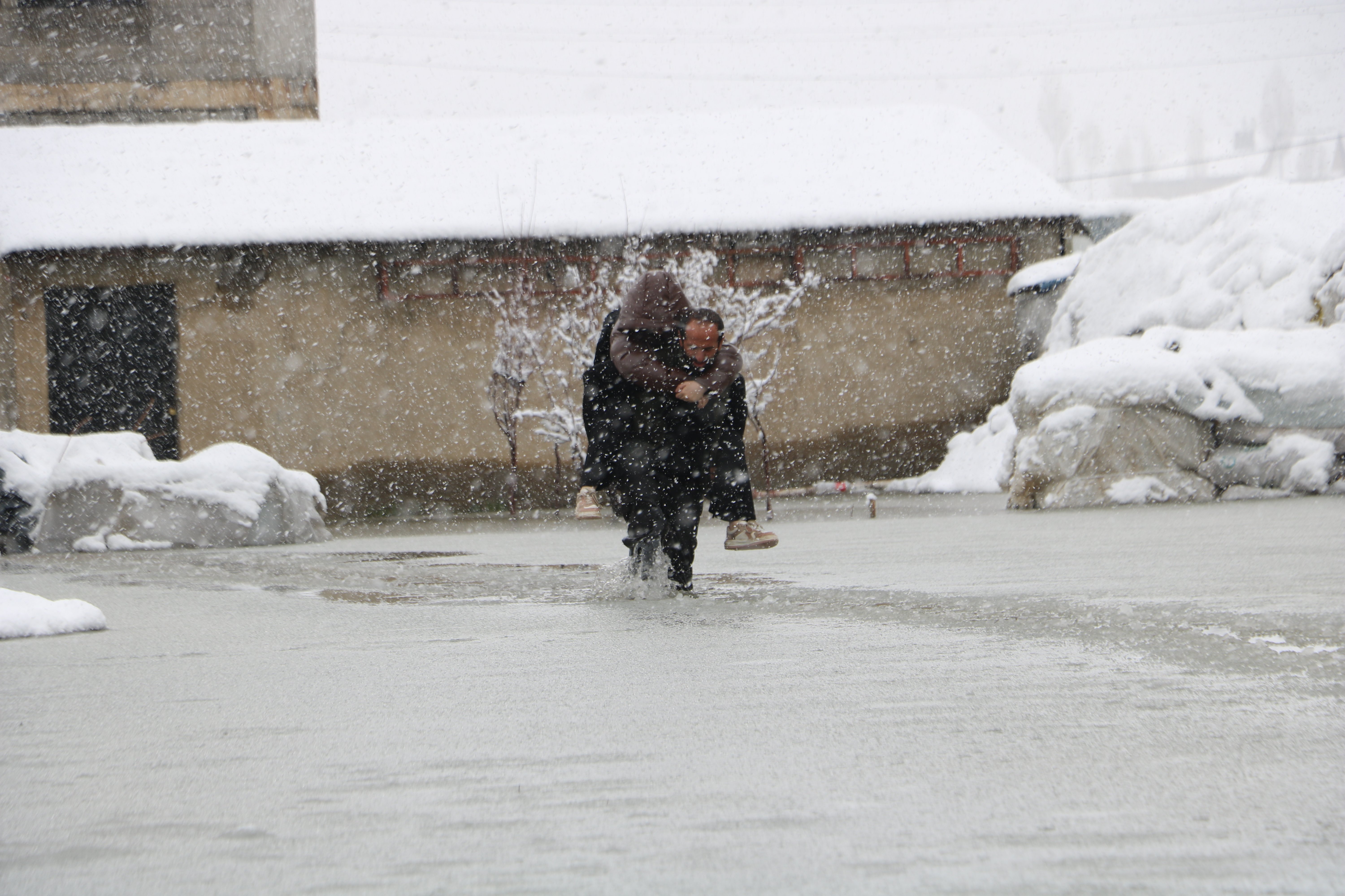 Yüksekova mahalle sular altında