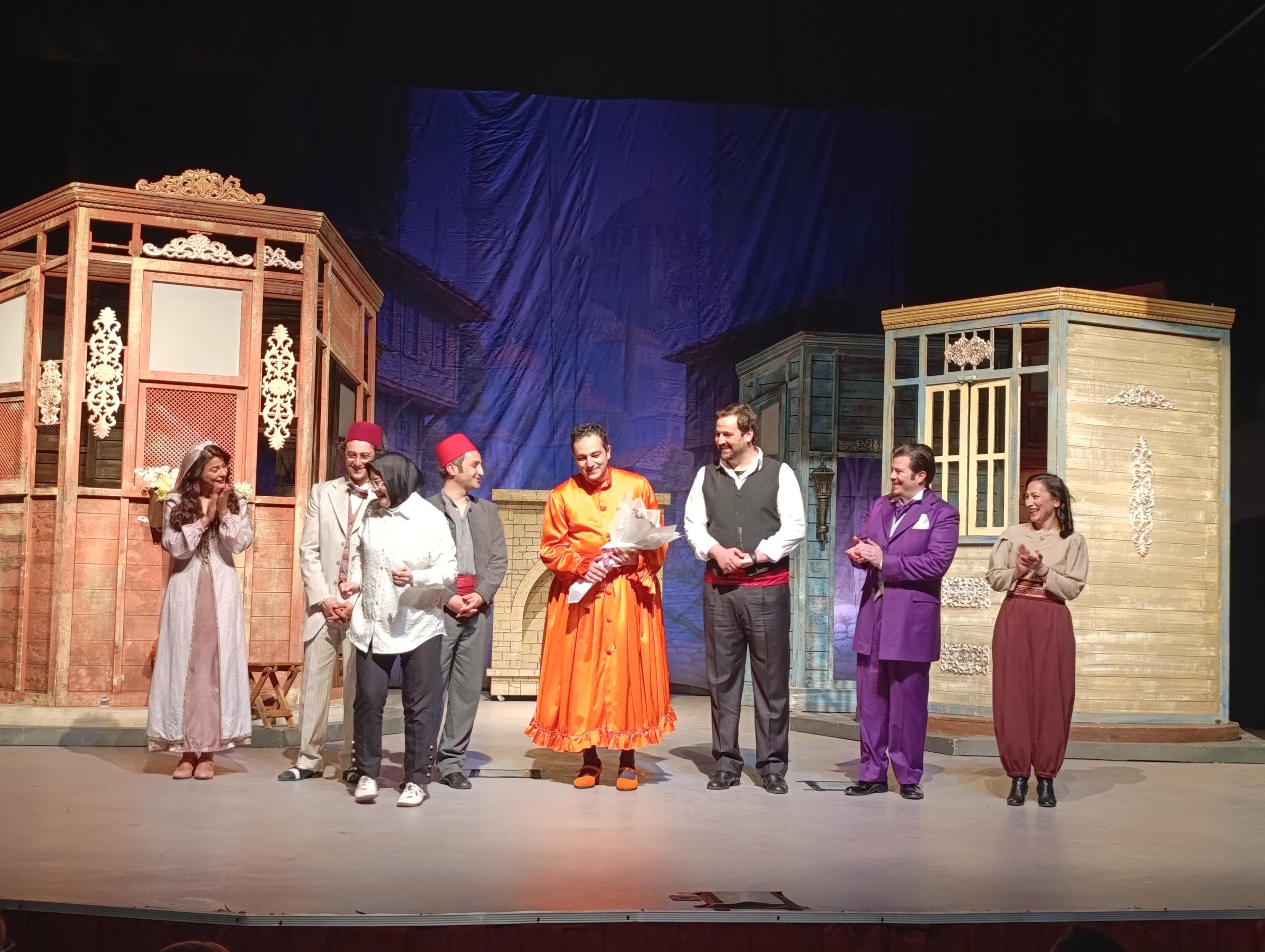 Öğrenciler Tiyatro Oyunu İzlemek İçin Otobüslere Biniyor