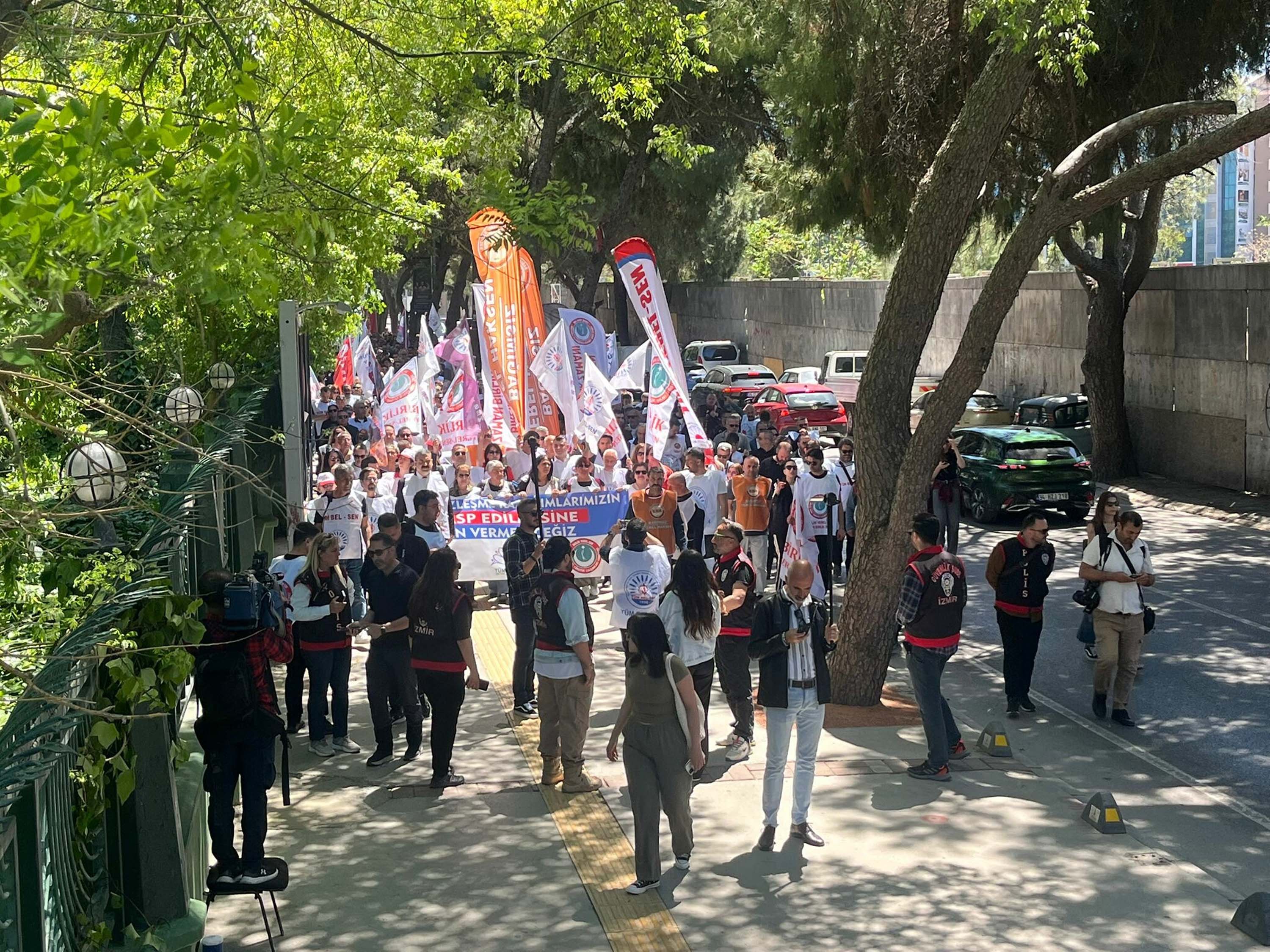 Belediye memurları CHP il binasına yürüyor