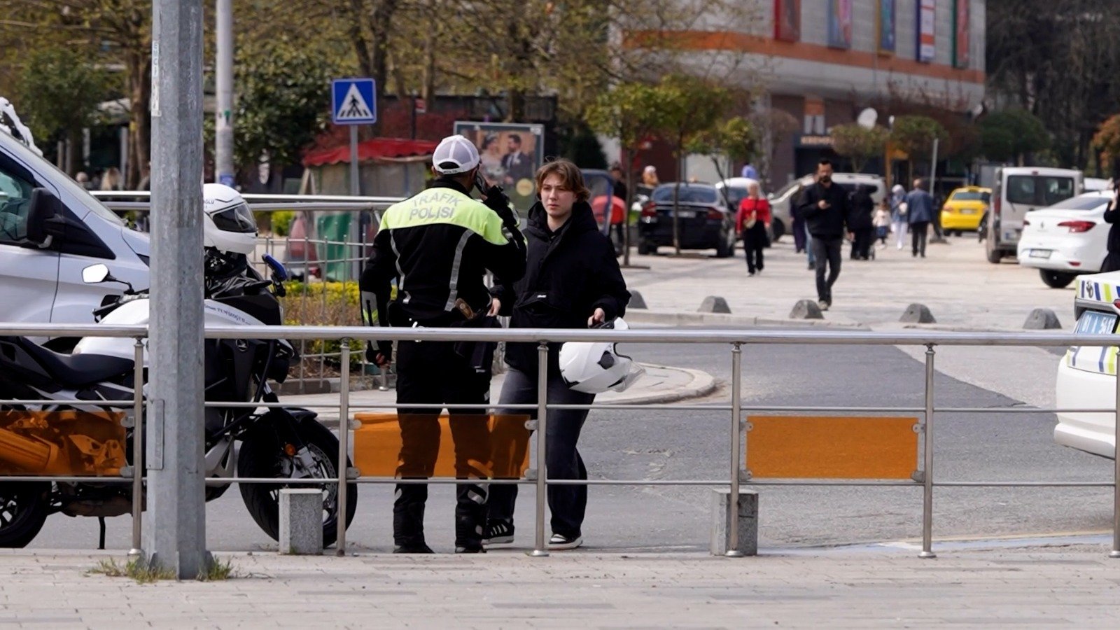 Polisler ve belediye çalışanları