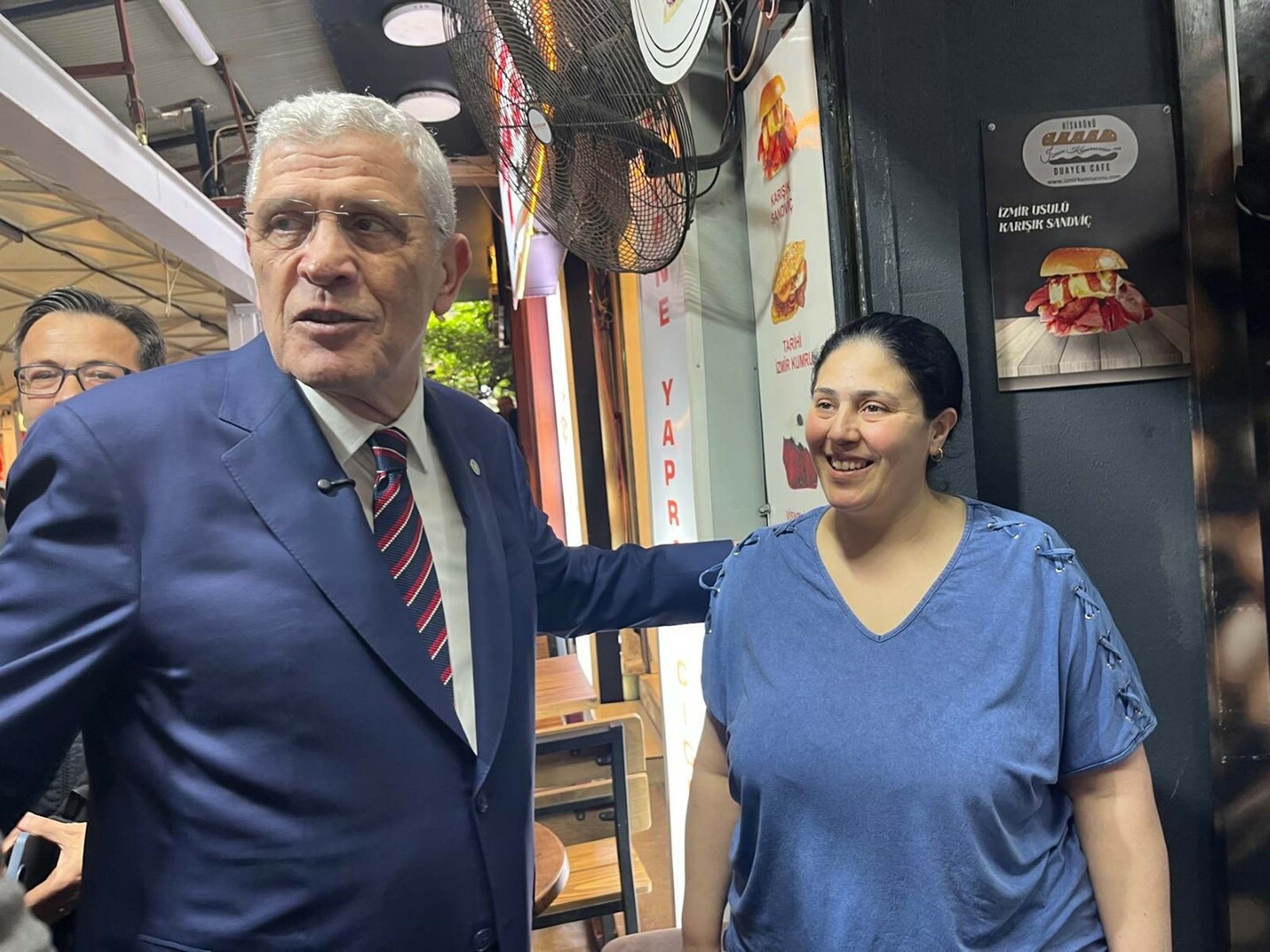 Müsavat Dervişoğlu Kemeraltı esnafıyla sohbet ediyor