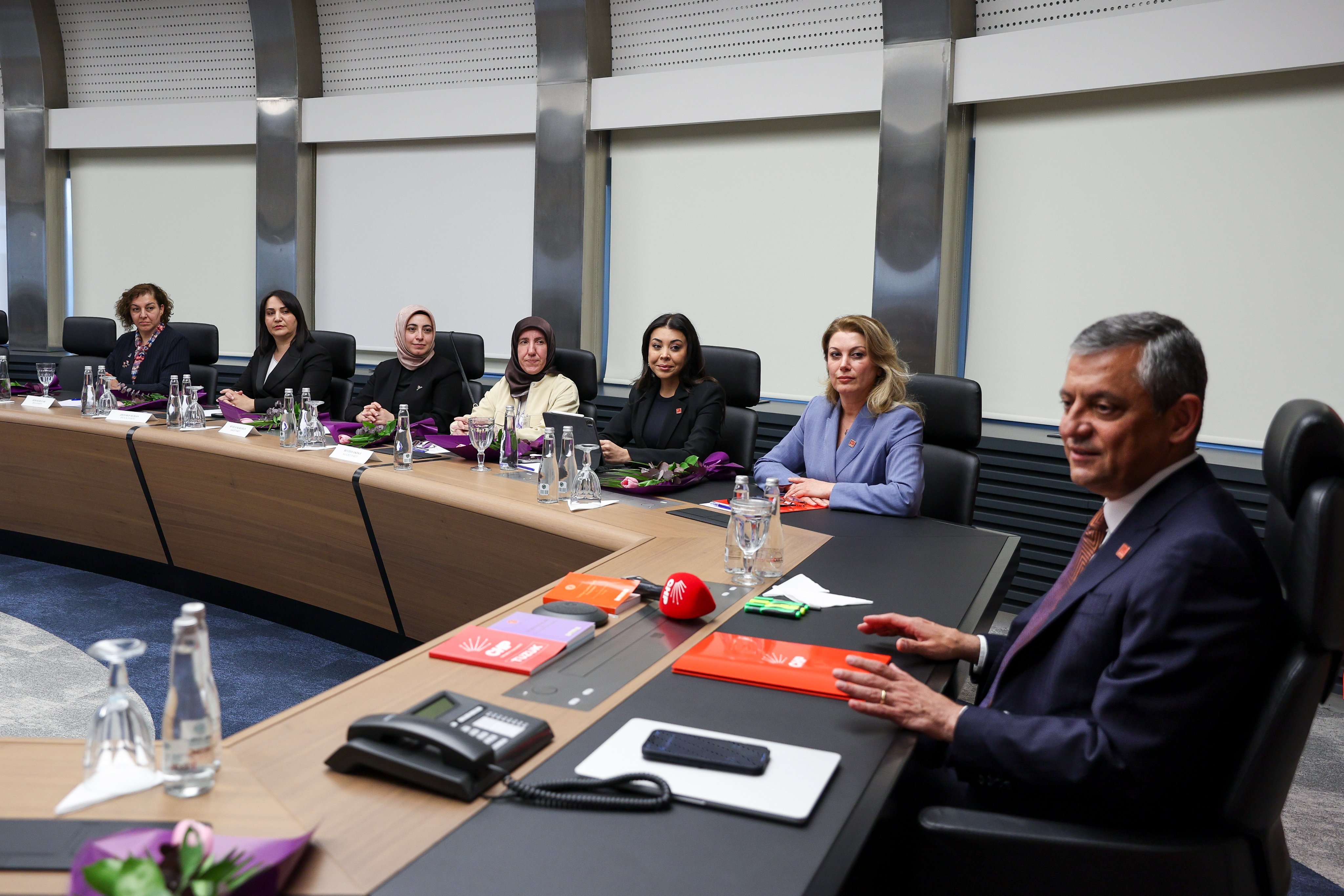 Özgür Özel ve heyet toplantı halinde