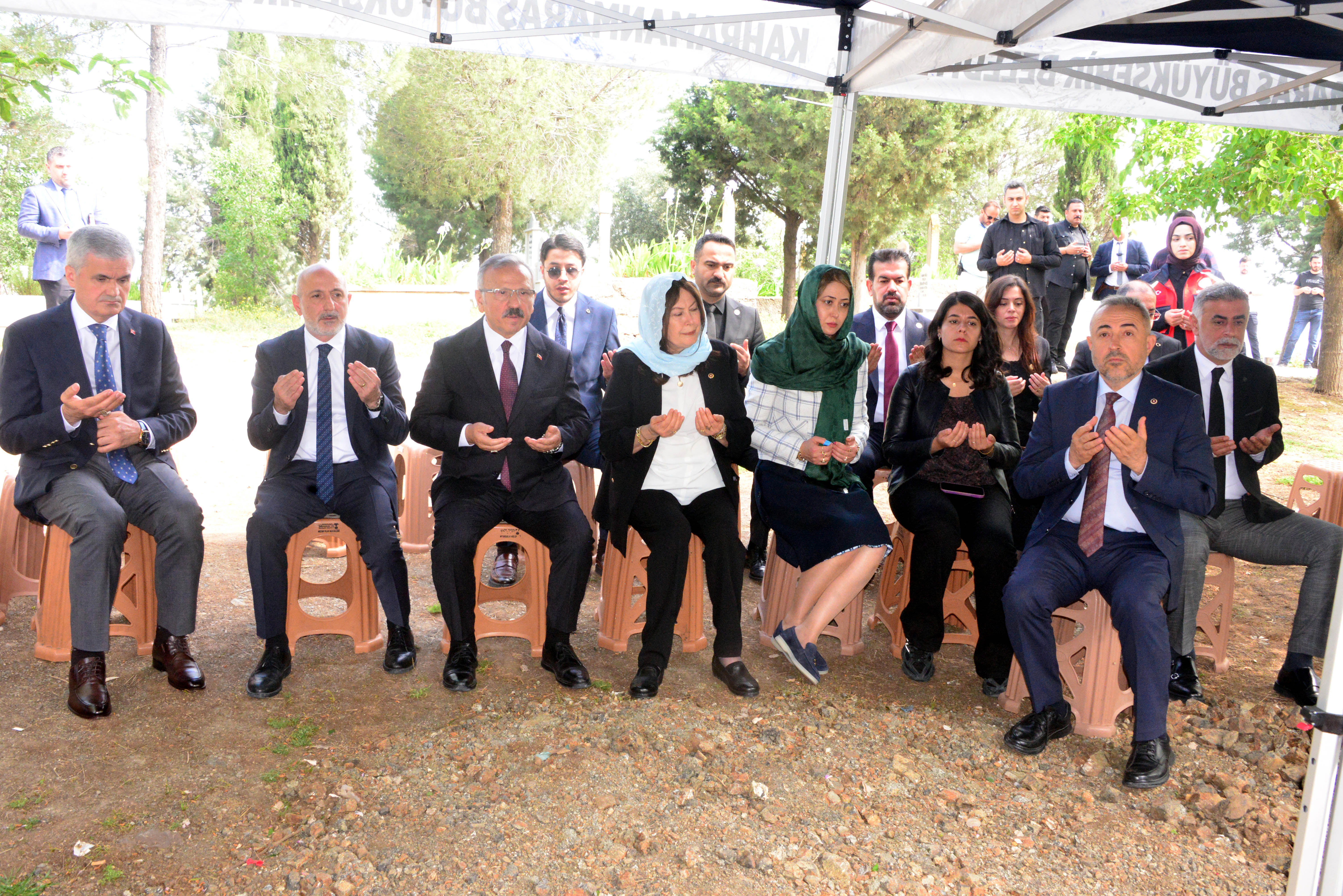 Komisyon üyeleri mezarlık ziyaretinde