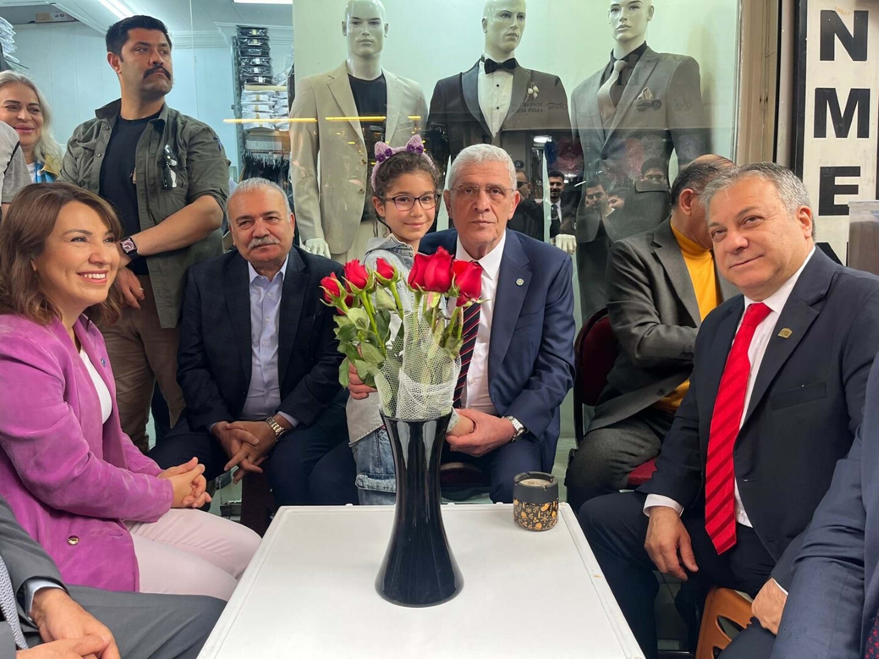 Müsavat Dervişoğlu Anneler Gününde çiçek hediye ediyor