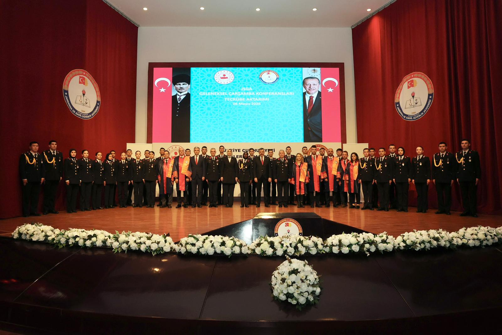 İçişleri Bakanı Mustafa Çiftçi konferans katılımcılarıyla