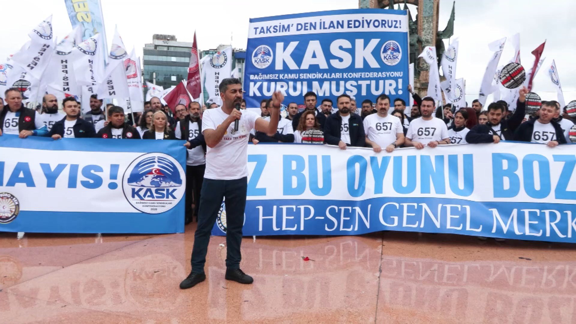 KASK ve HEP-SEN Taksim Cumhuriyet Anıtı'nda çelenk bıraktı