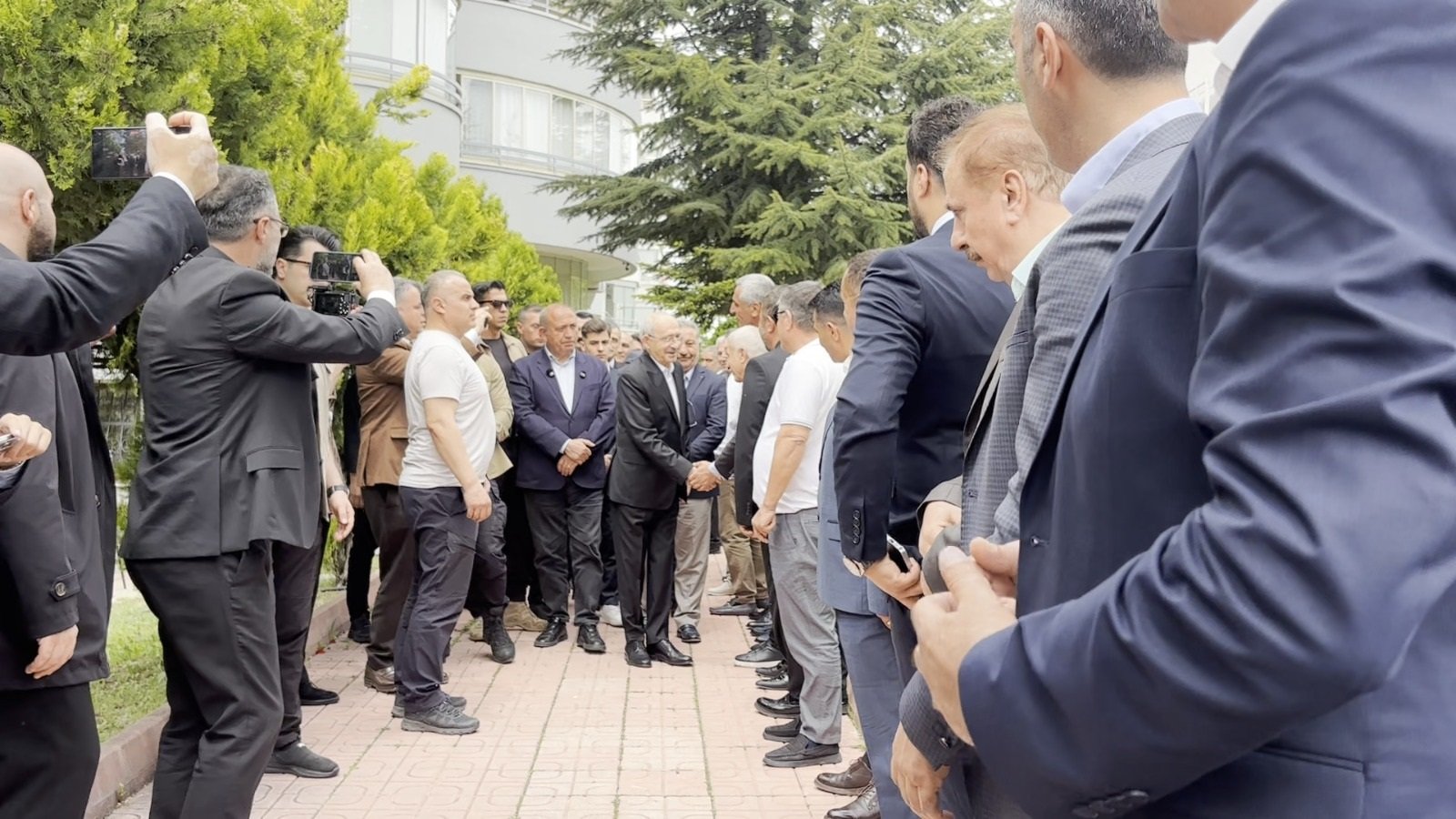 Kemal Kılıçdaroğlu partililere el sallıyor