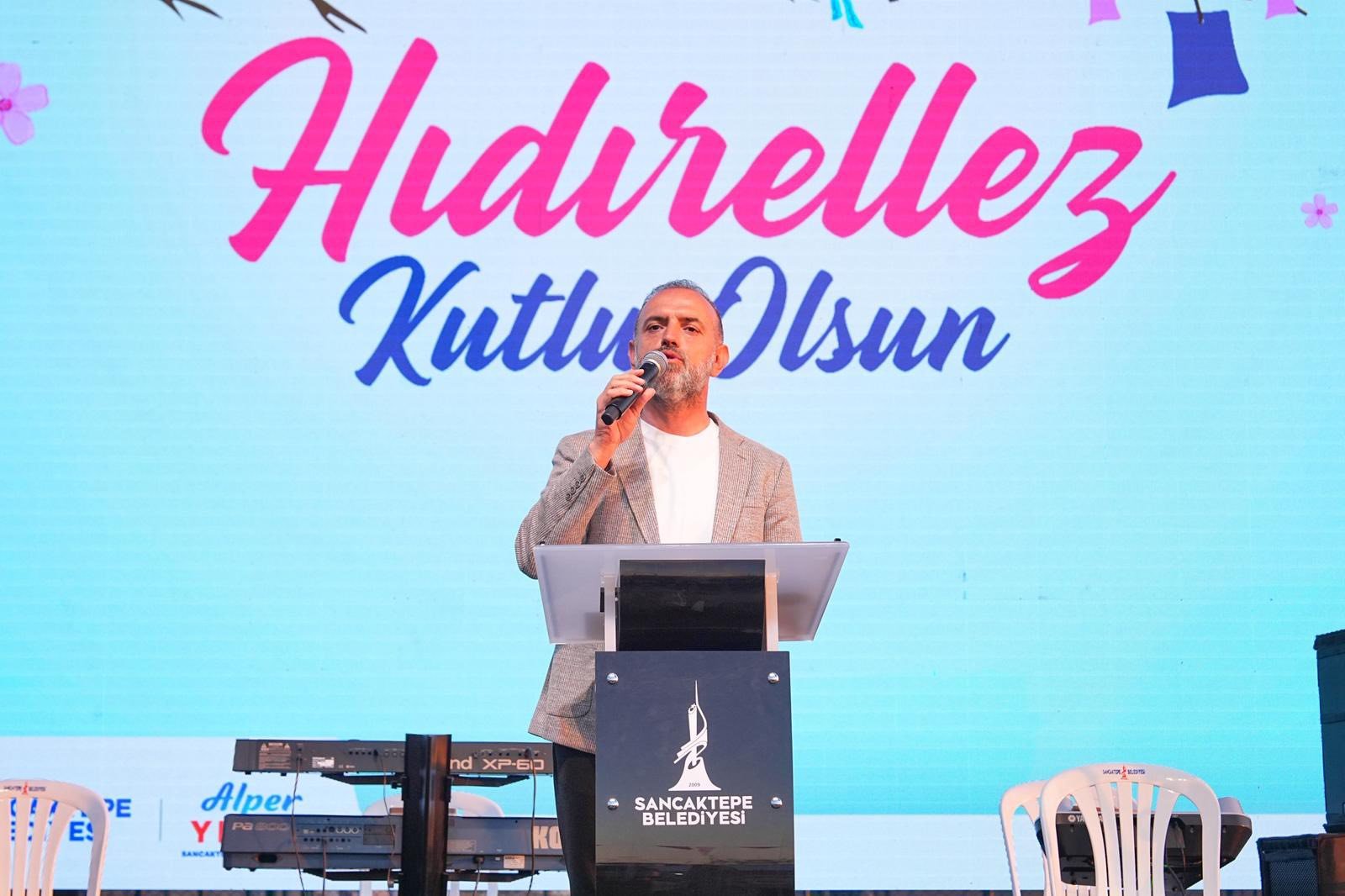 Hıdırellez kutlamalarında ateş etrafında eğlence.