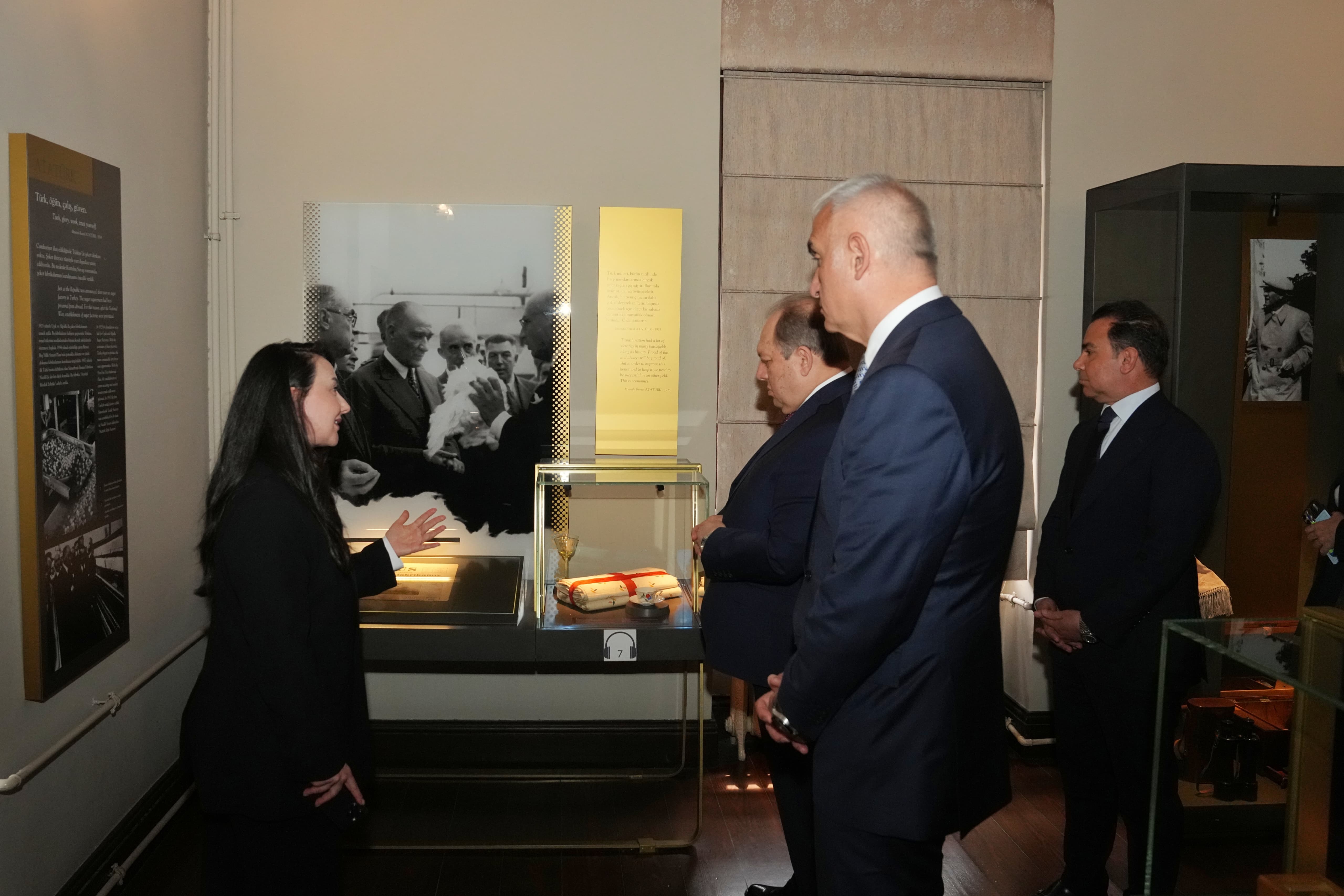 Bakan Ersoy Yargıtay Başkanı Kerkeze Cumhuriyet Müzesini gezdirdi