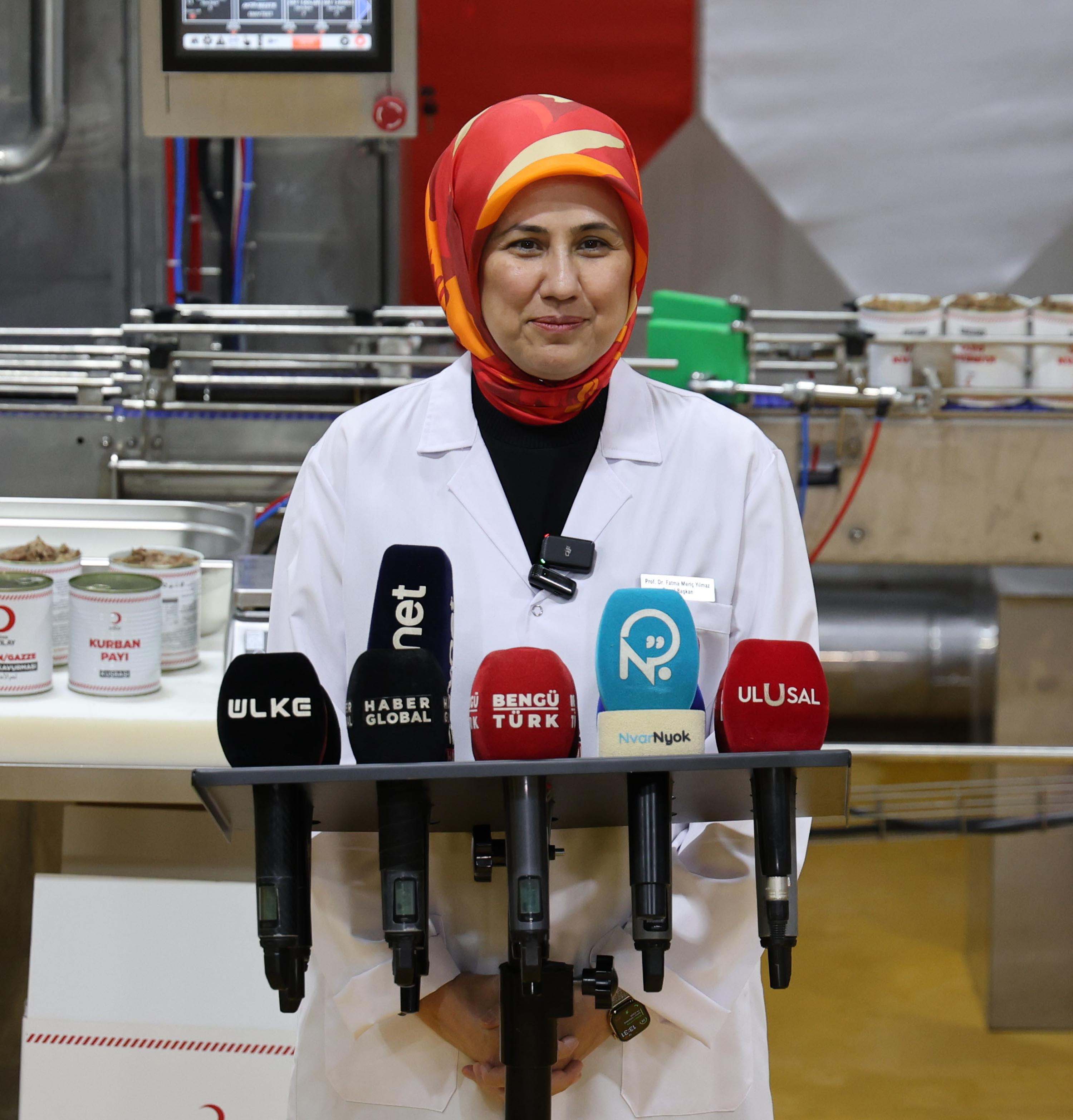 Kızılay Başkanı Fatma Meriç Yılmaz vekaletle kurban kampanyasını anlatıyor.