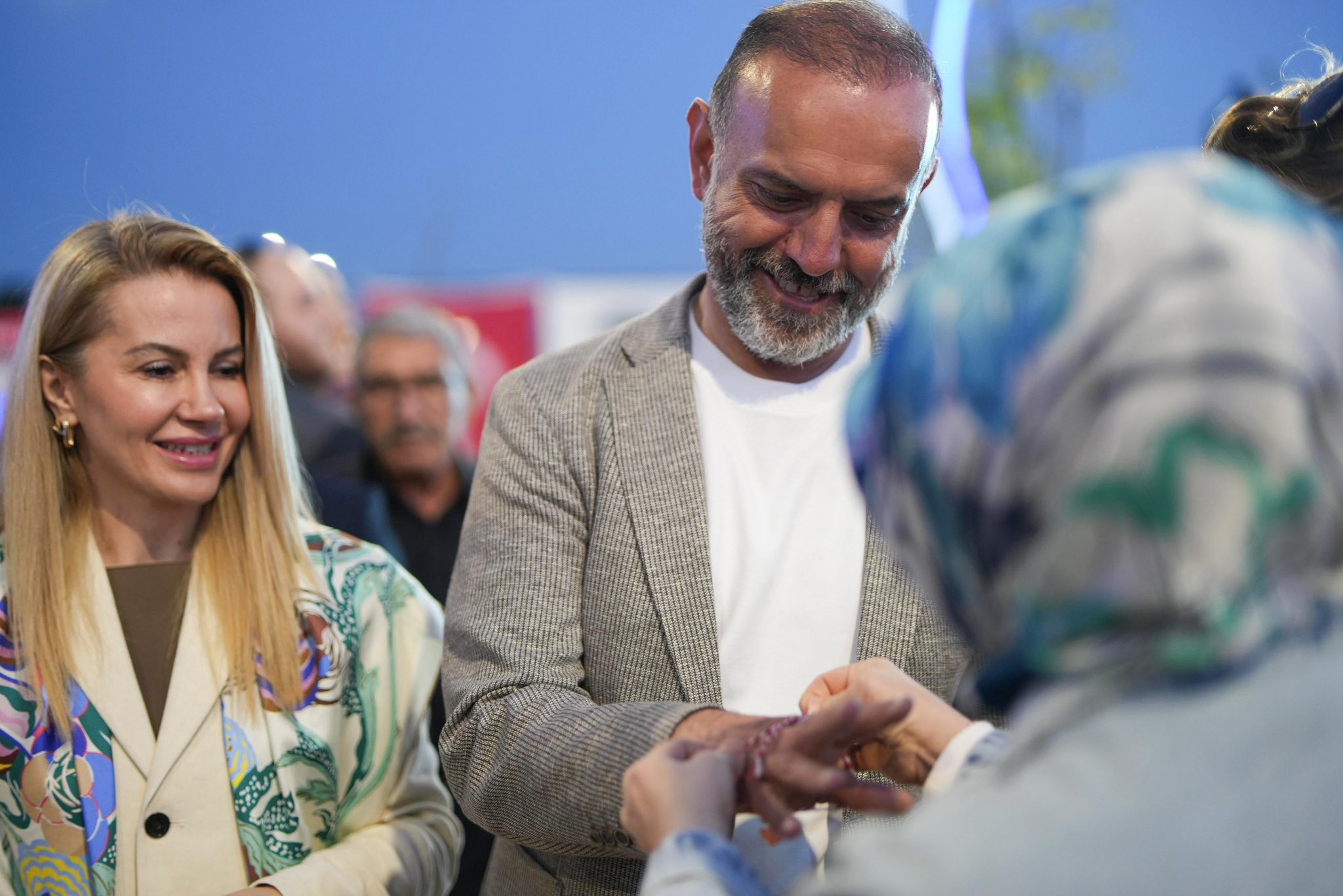 Sancaktepe Belediye Başkanı Alper Yeğin Hıdırellez şenliğinde vatandaşlarla bir arada.