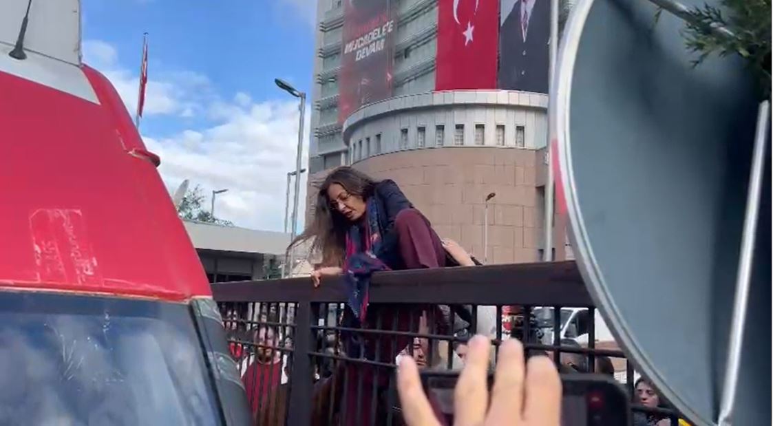 Çevik kuvvet ekipleri CHP genel merkezinde güvenlik önlemi aldı