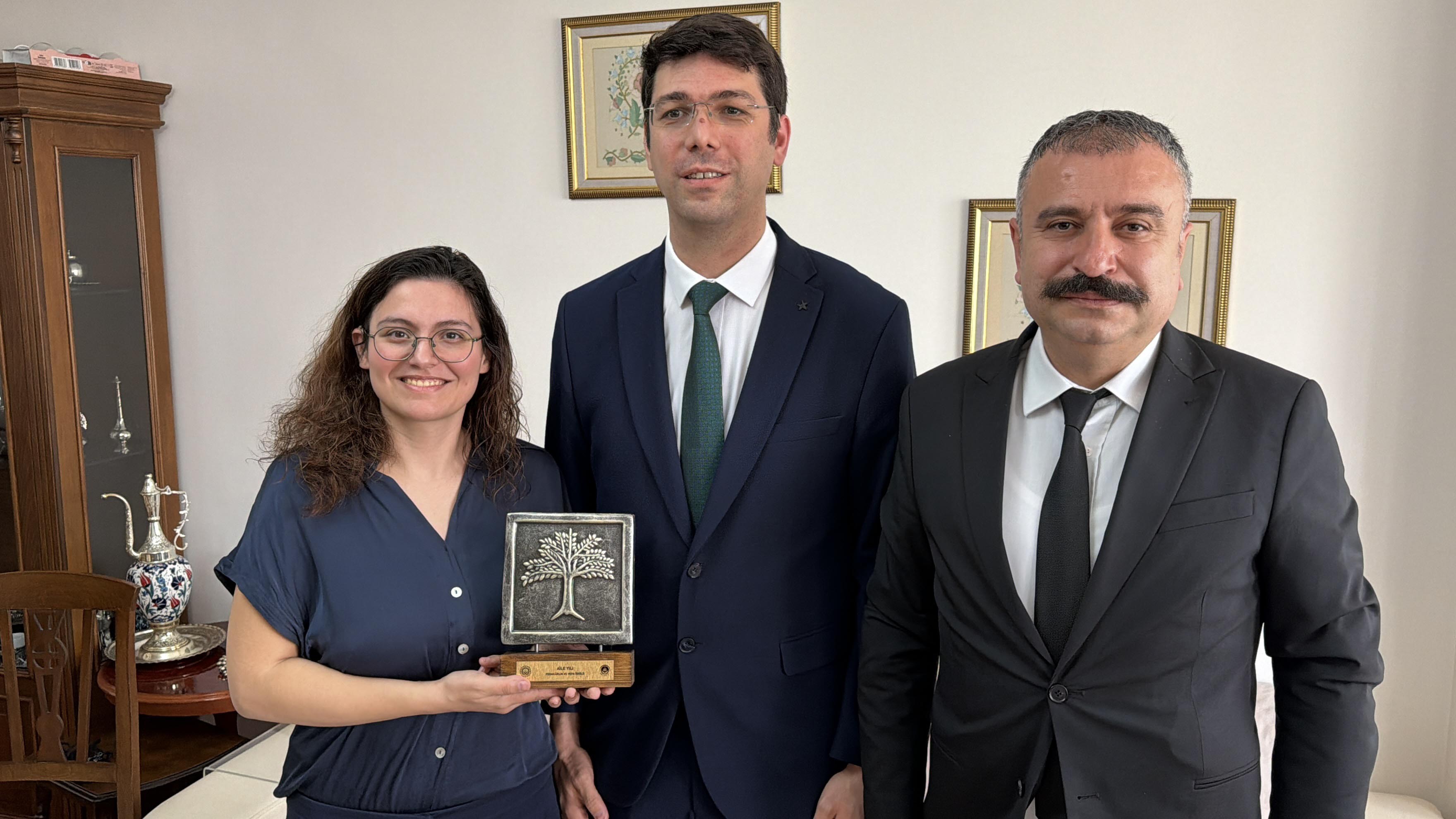 Eskişehir Valisi aileyle sohbet ediyor
