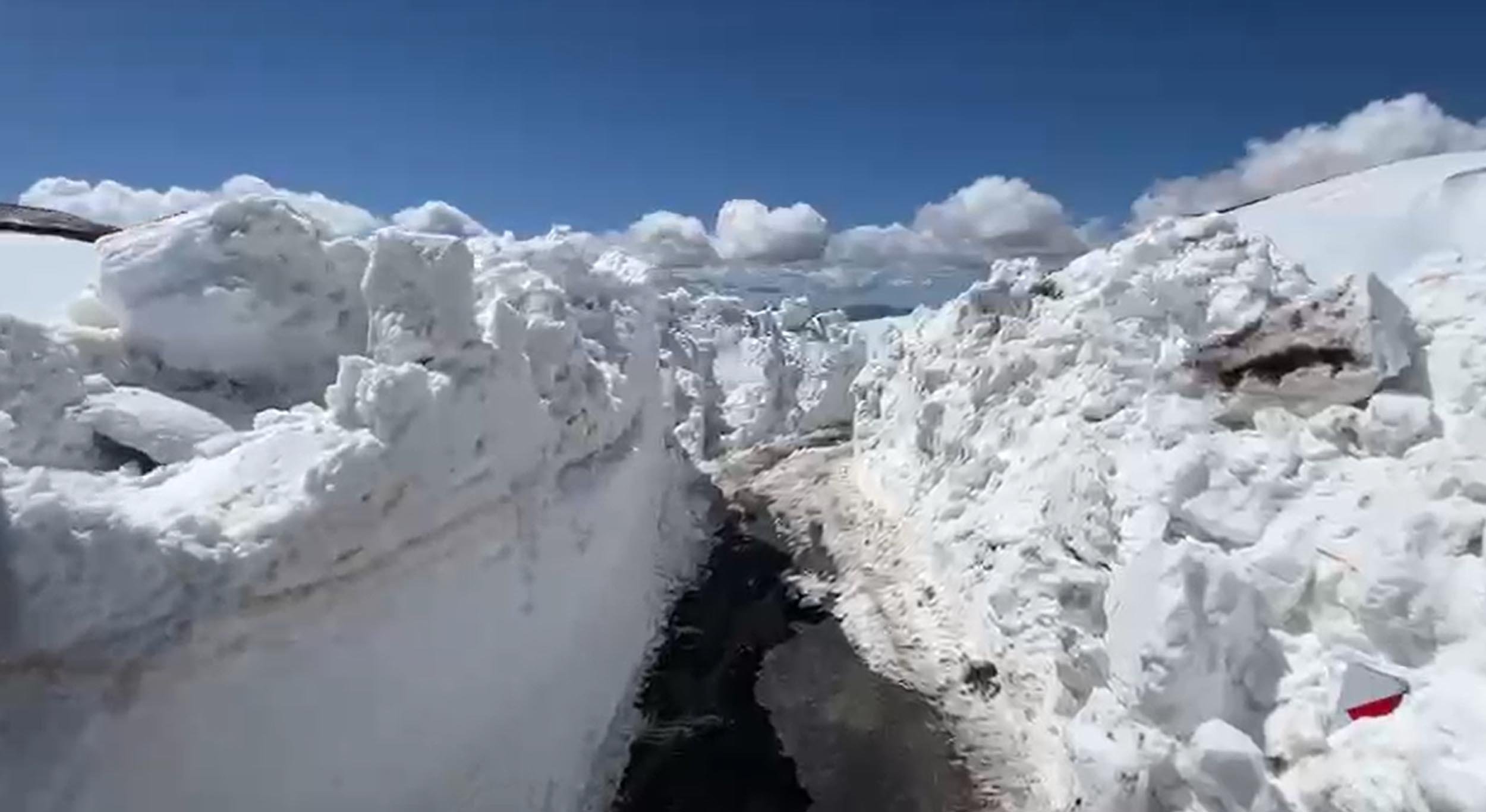 Kar kütleleri arasında iş makinesi