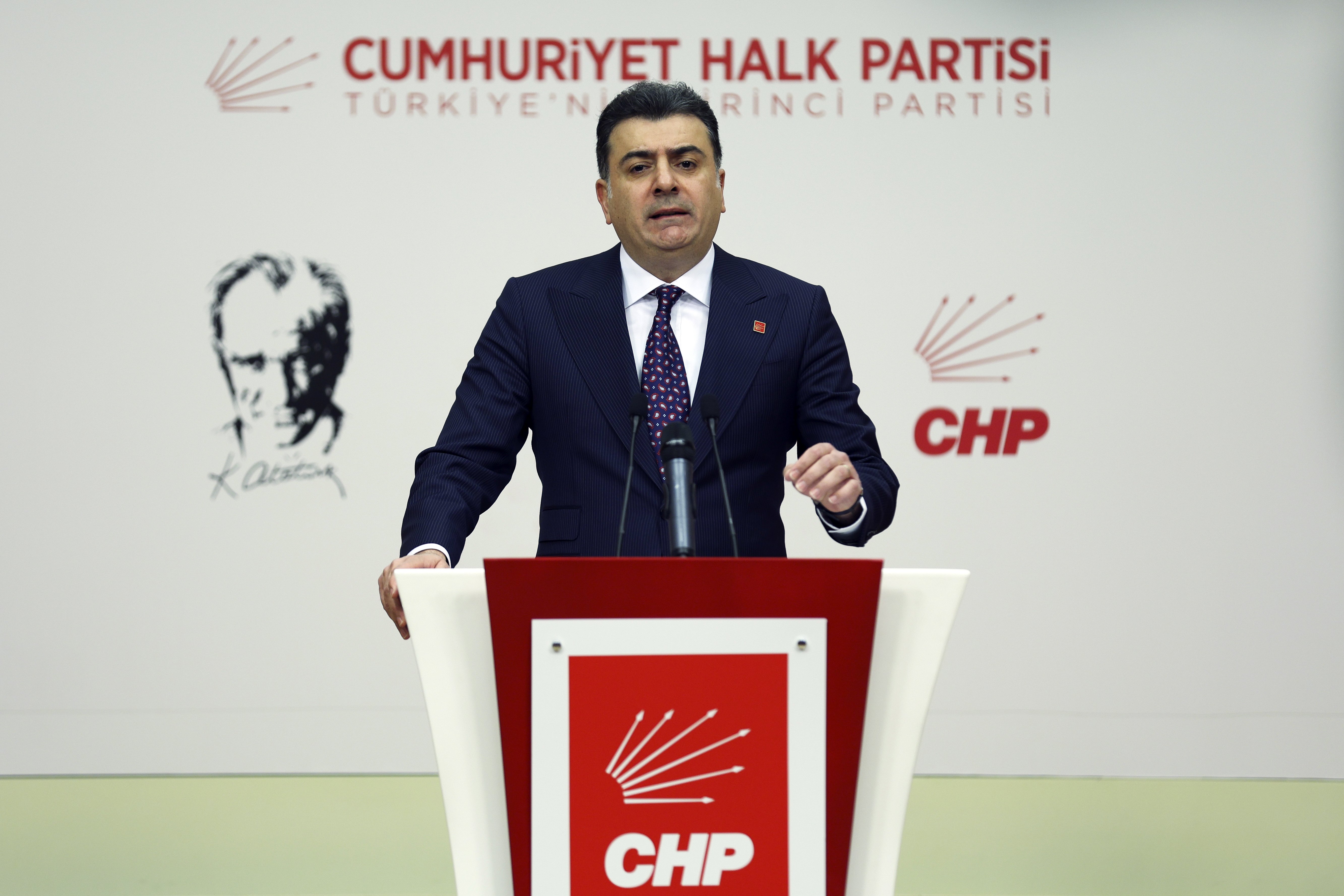 CHP Genel Başkan Yardımcısı Zeynel Emre, Burcu Köksal hakkında açıklama yapıyor.