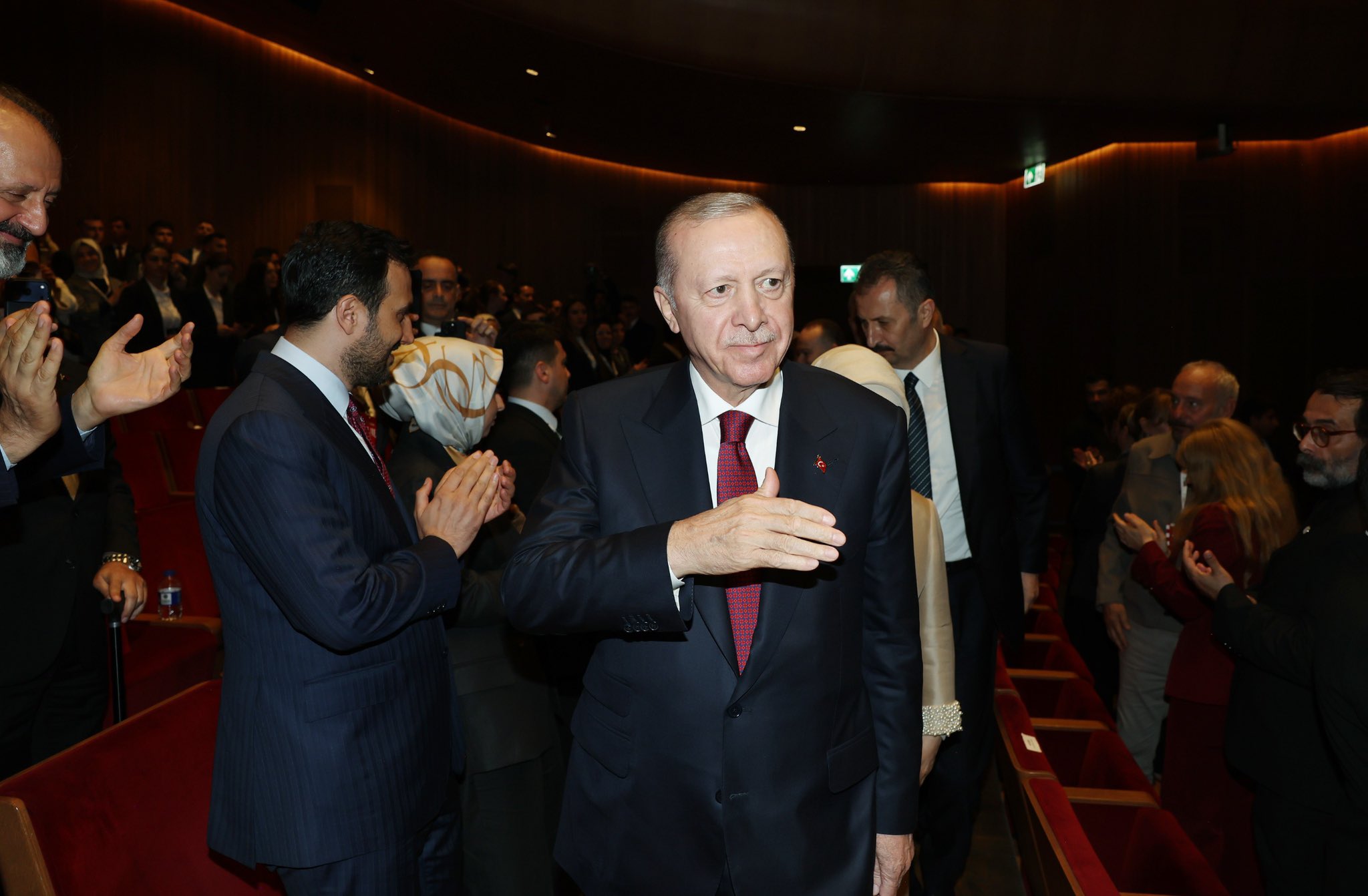 Burhanettin Duran gala gecesinde konuşma yapıyor
