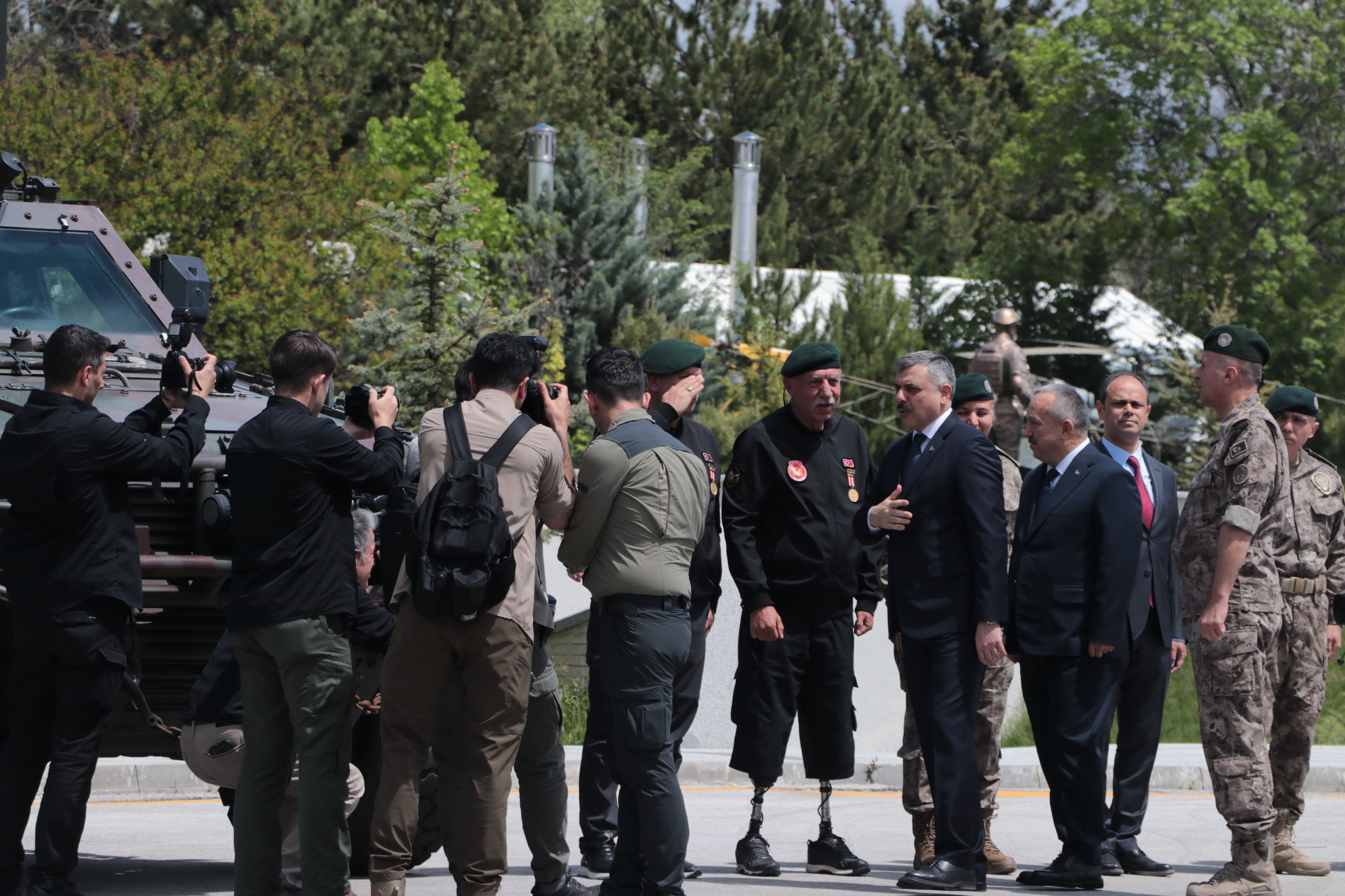 Mustafa Çiftçi özel harekat polisleriyle bayramlaştı
