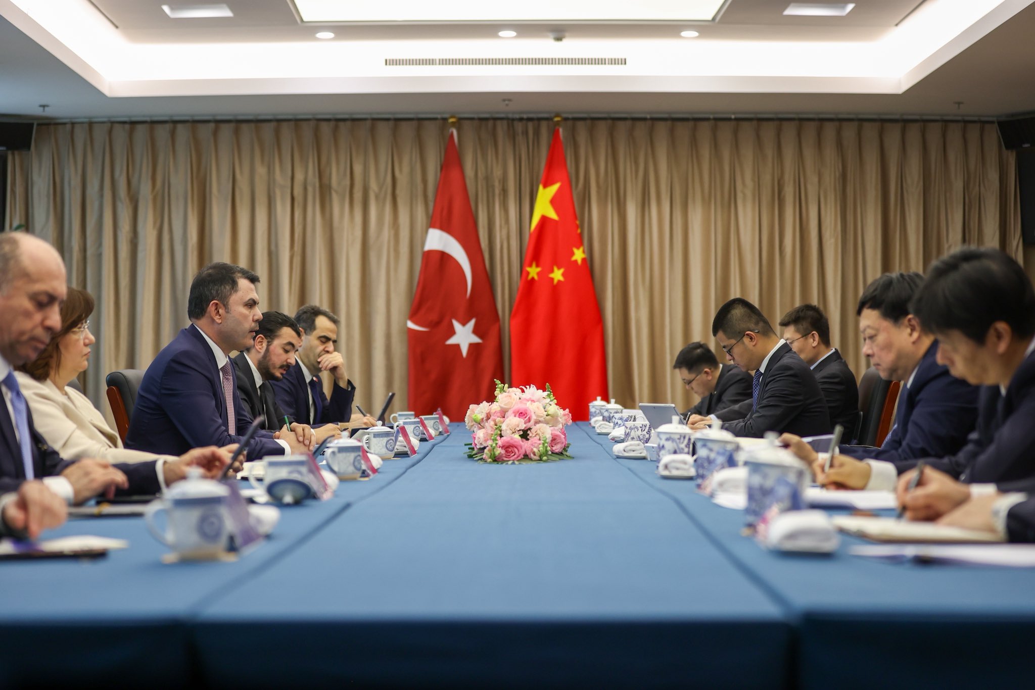 Bakan Kurum ve Çinli bakan tokalaşma
