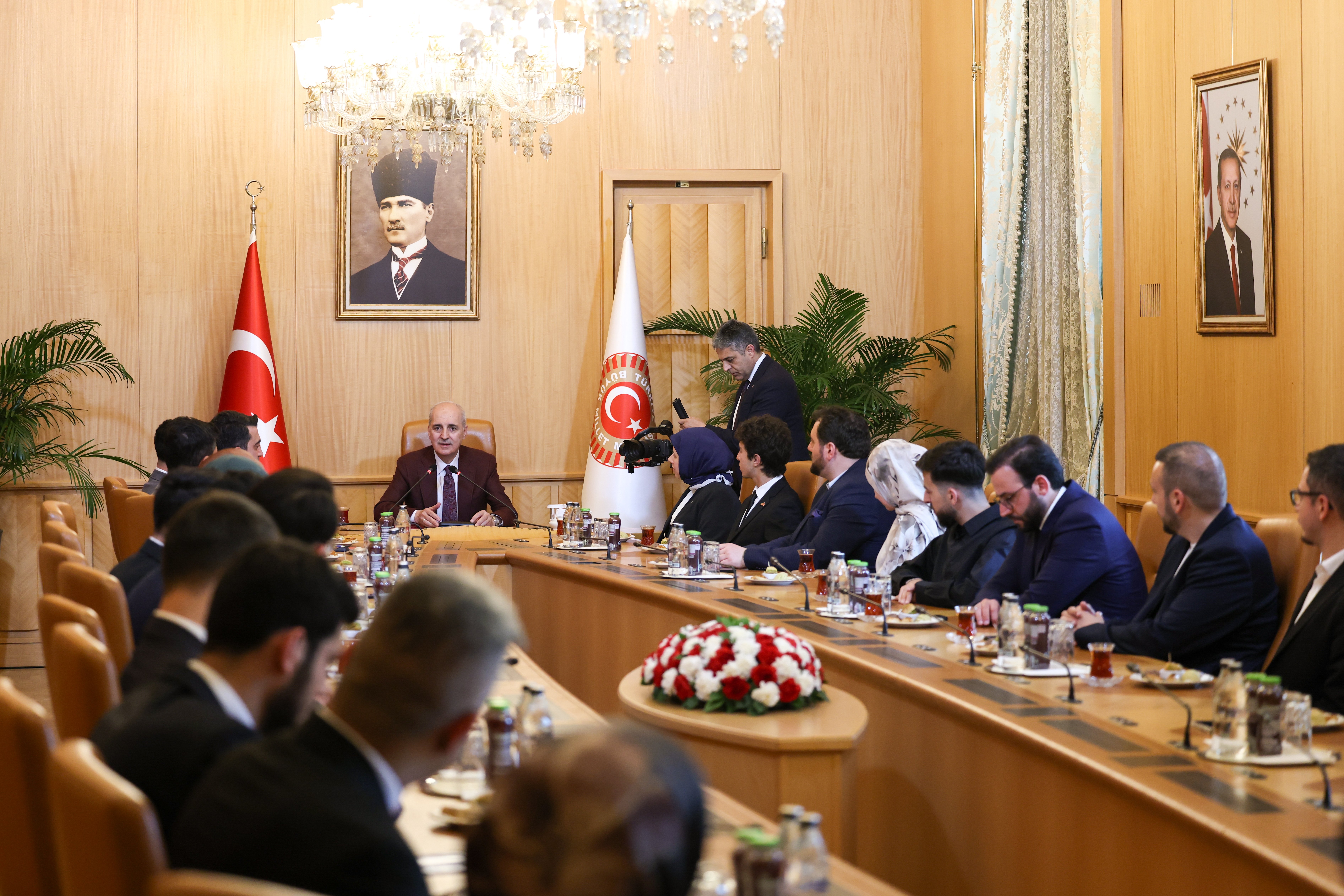 TBMM Başkanı Kurtulmuş, YTB Genç Temsilciler Buluşması katılımcılarıyla fotoğraf çektirdi