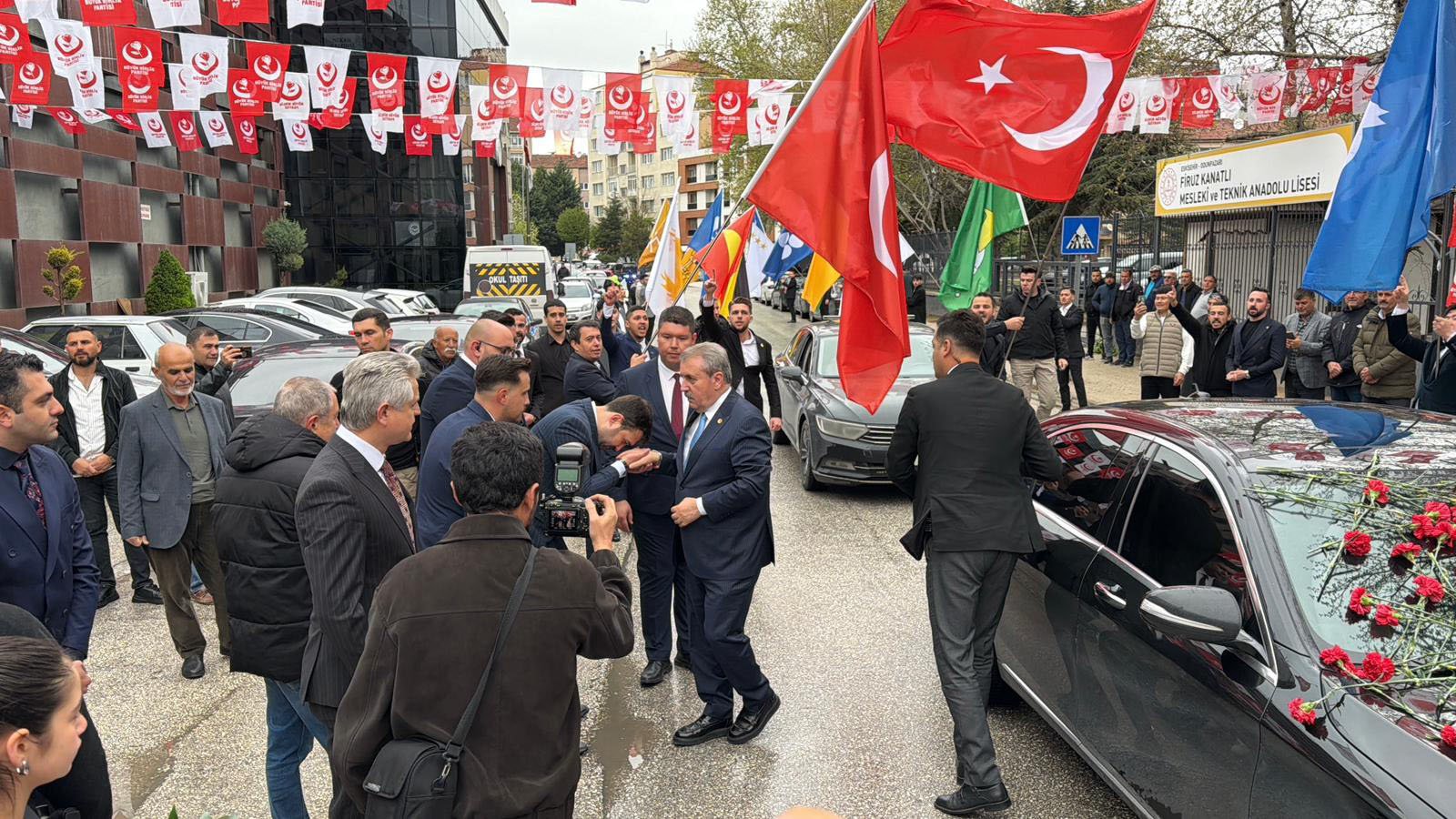 BBP Genel Başkanı Destici, kongrede partililere seslenirken.