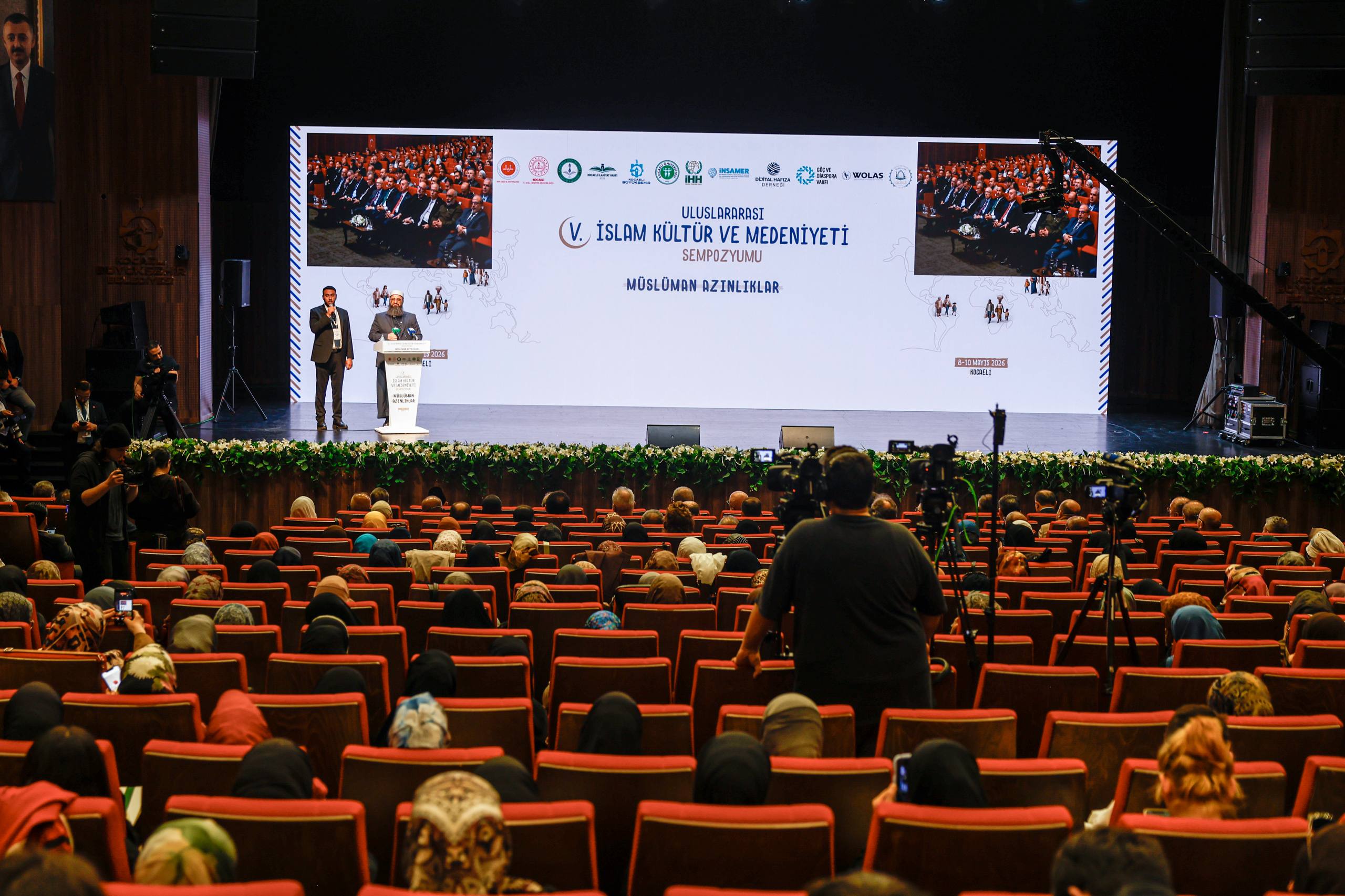 Kocaeli Büyükşehir Belediye Başkanı Tahir Büyükakın sempozyumda konuşuyor