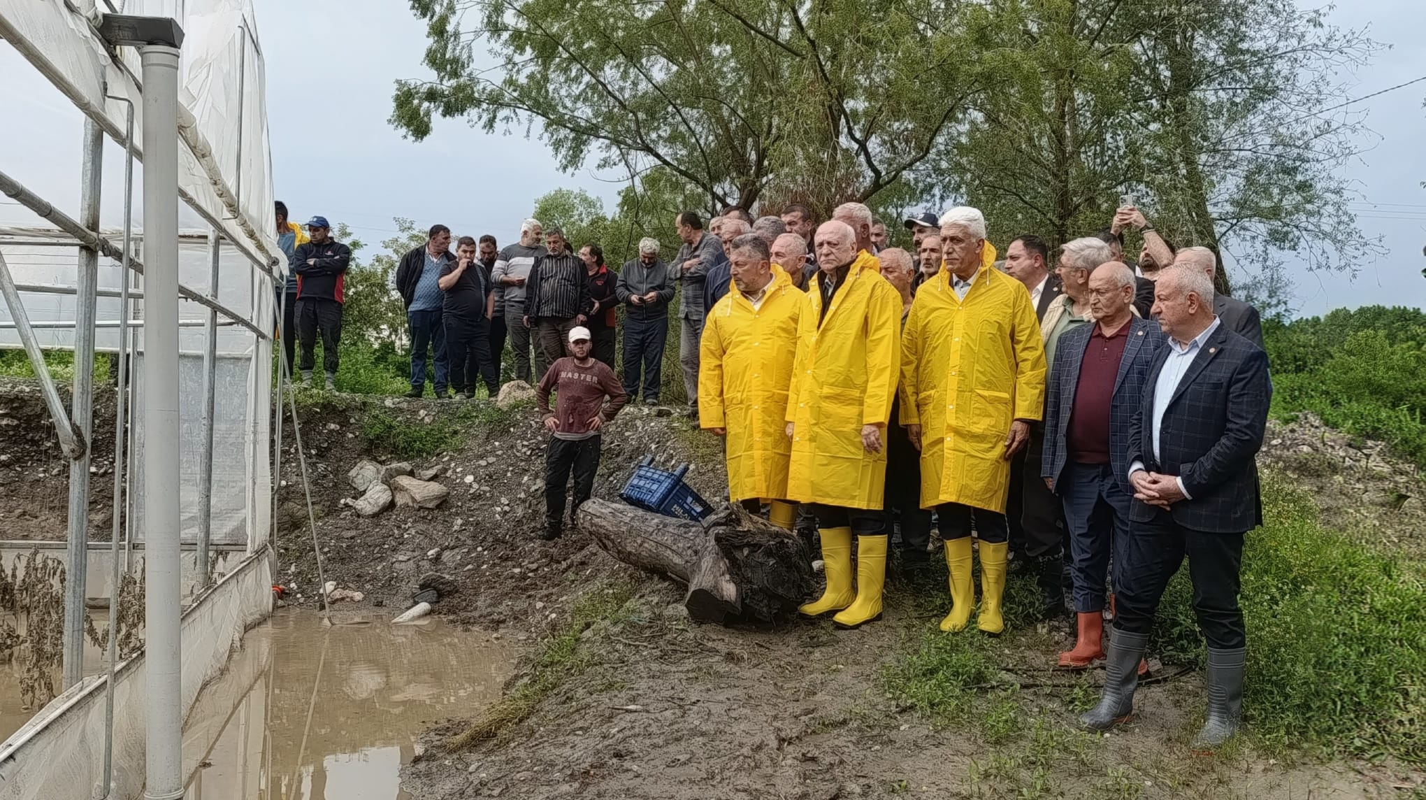 TZOB Genel Başkanı Şemsi Bayraktar inceleme yaparken