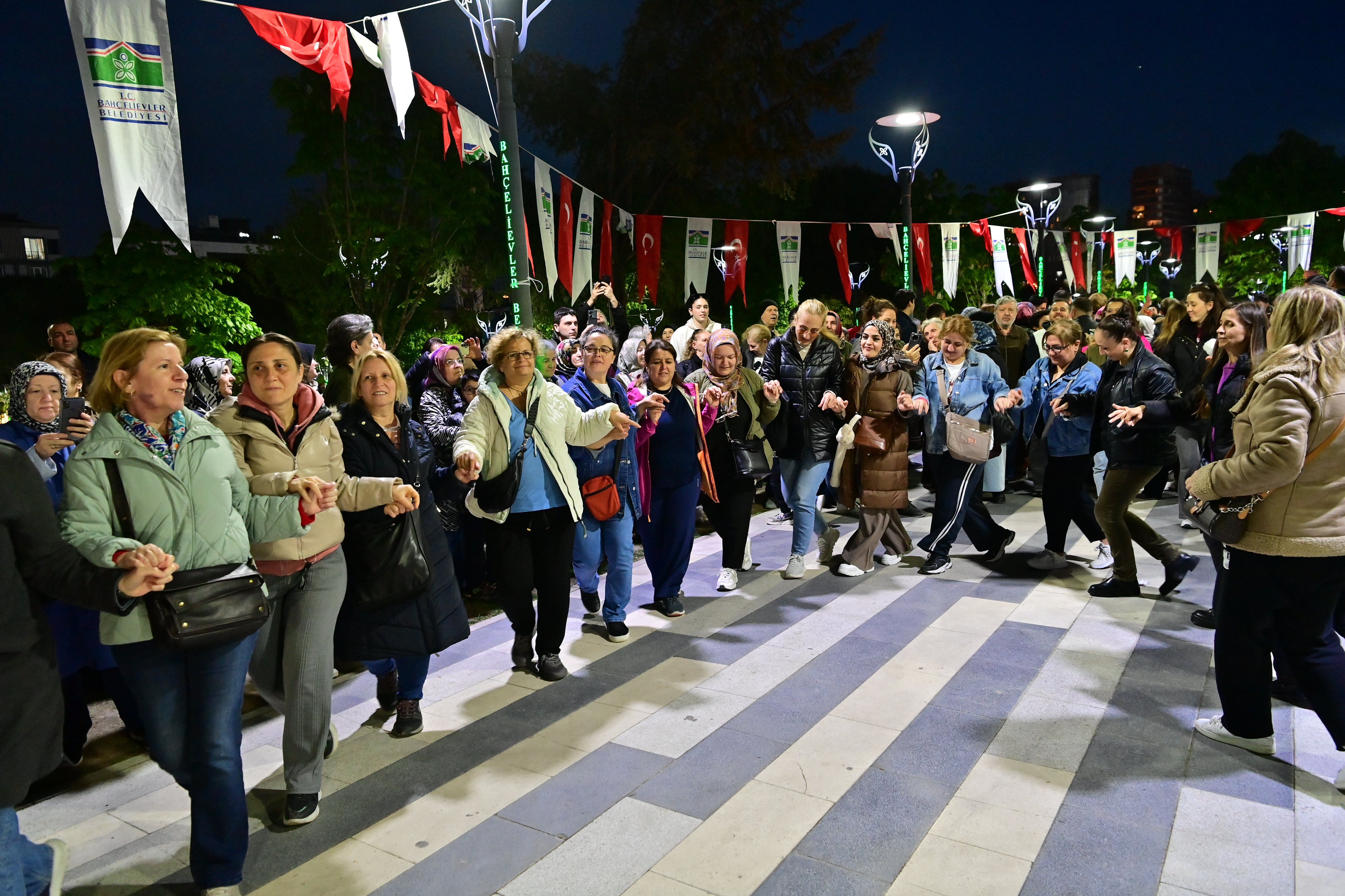 Başkan Dr. Hakan Bahadır konuşma yaparken