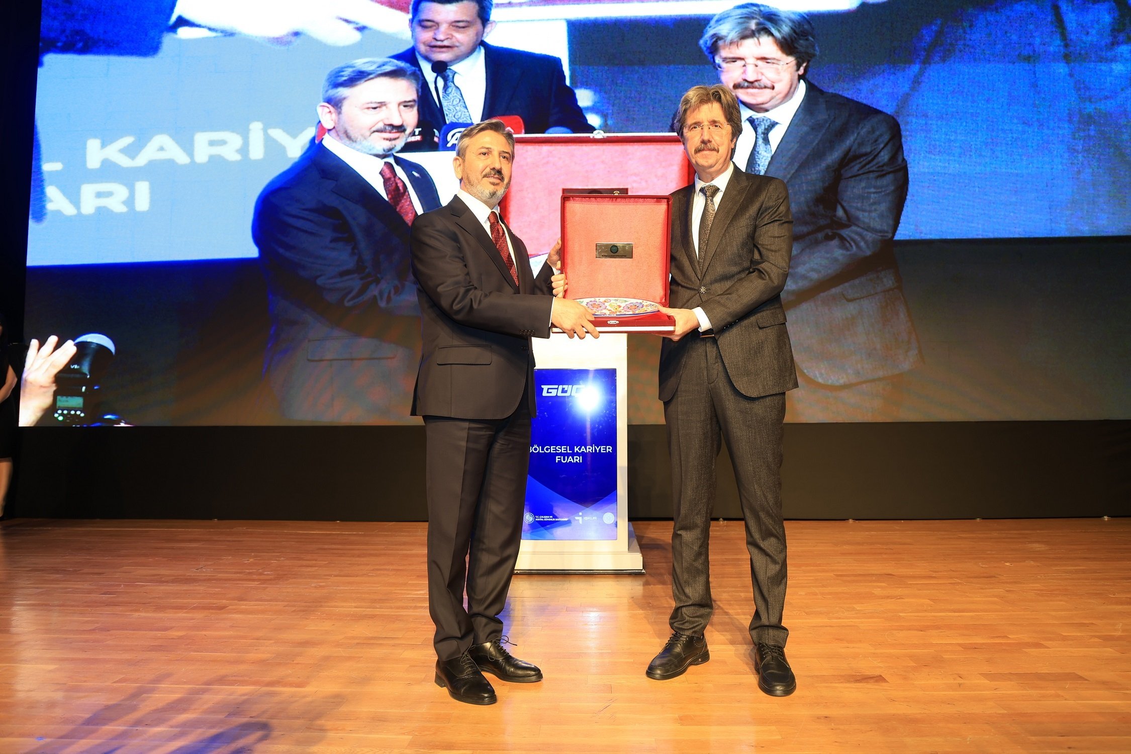 Bursa Valisi Erol Ayyıldız konuşma yapıyor