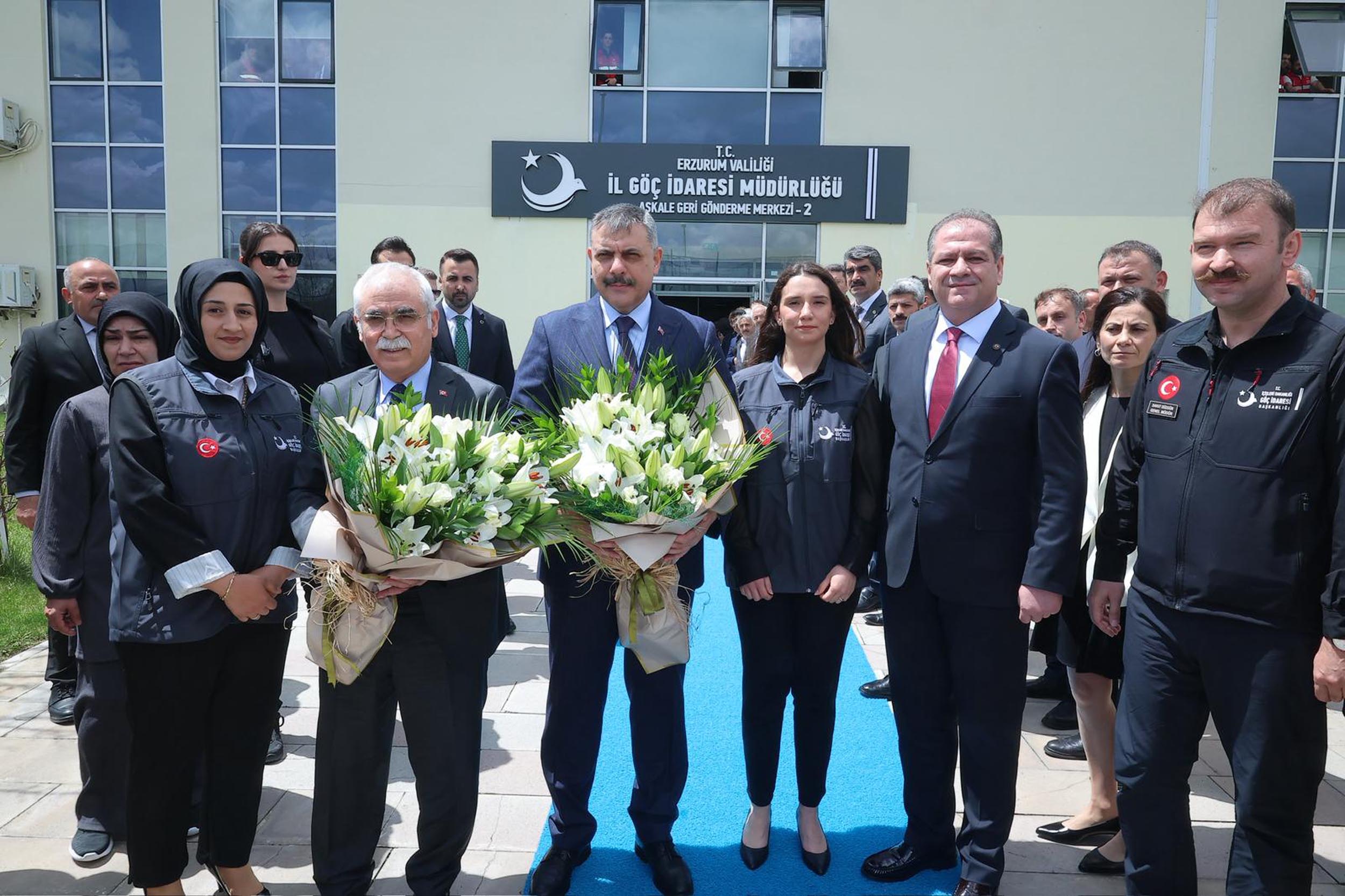 Bakan Mustafa Çiftçi ve beraberindeki heyet, Geri Gönderme Merkezindeki incelemeleri sırasında yetkililerden bilgi alıyor.