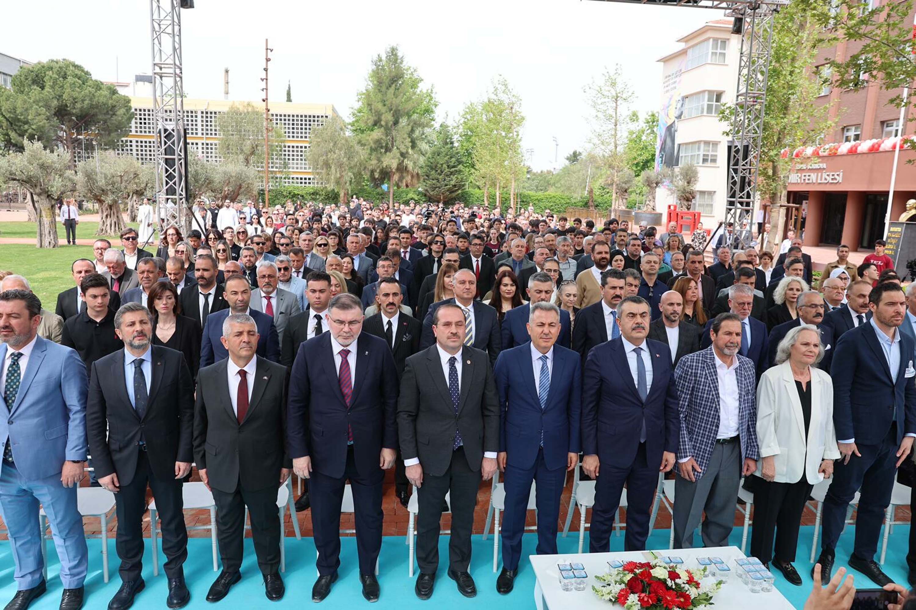 Bakan Yusuf Tekin anaokulu açılış kurdelesi kesiyor