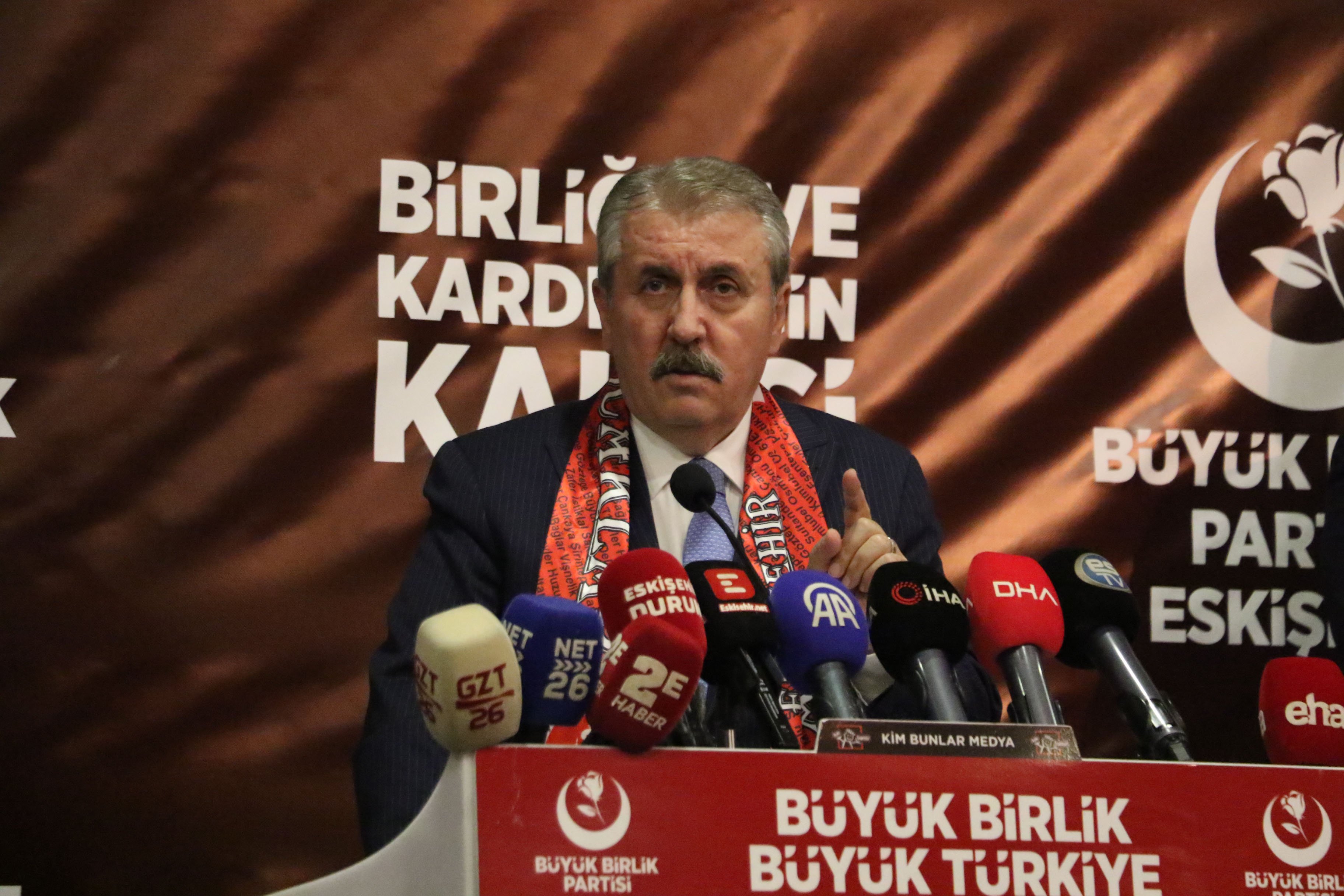 BBP Genel Başkanı Mustafa Destici, Eskişehir il kongresinde partililere hitap ediyor.