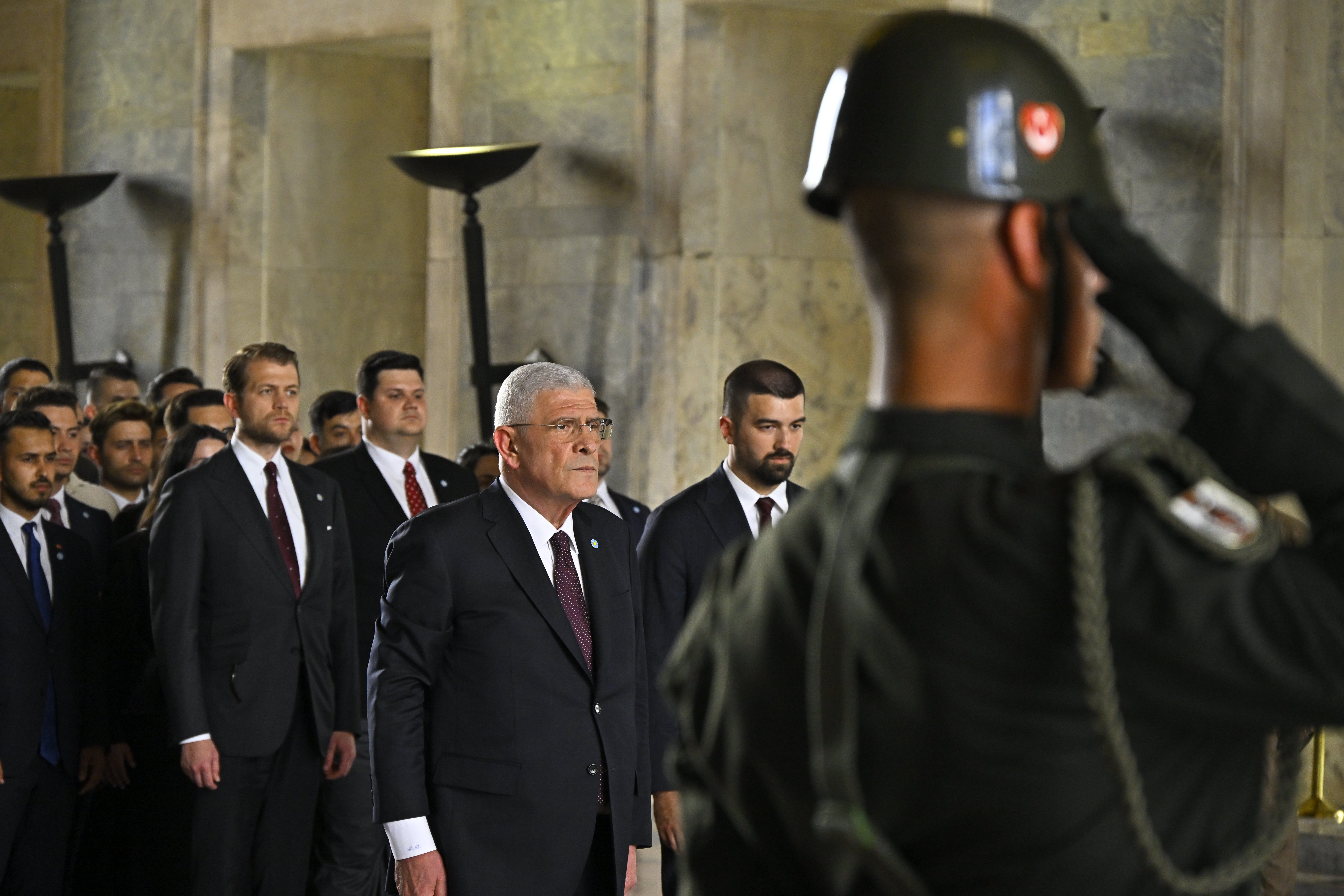 Müsavat Dervişoğlu, Anıtkabir’de gençlerle birlikte poz veriyor.