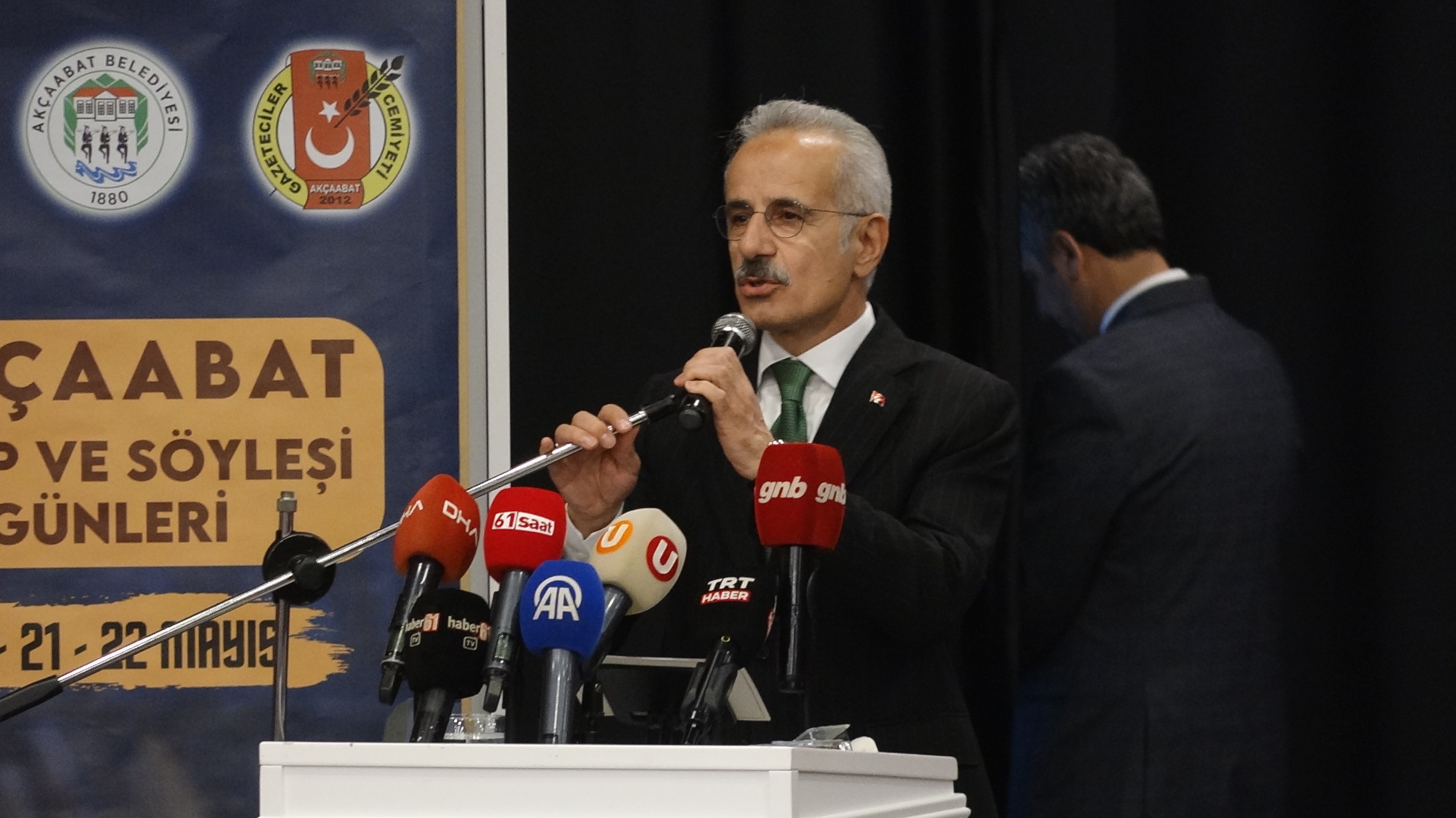 Bakan Abdulkadir Uraloğlu Trabzon Üniversitesi programında konuşuyor.