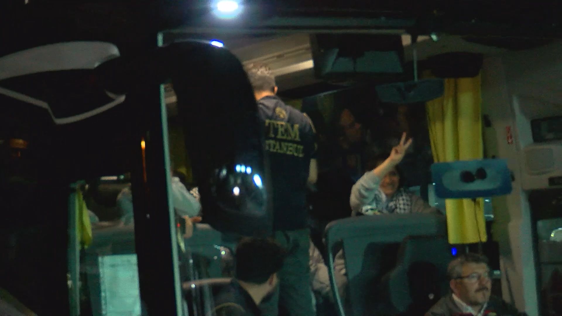 Adli Tıp Kurumu önünde toplanan kalabalık