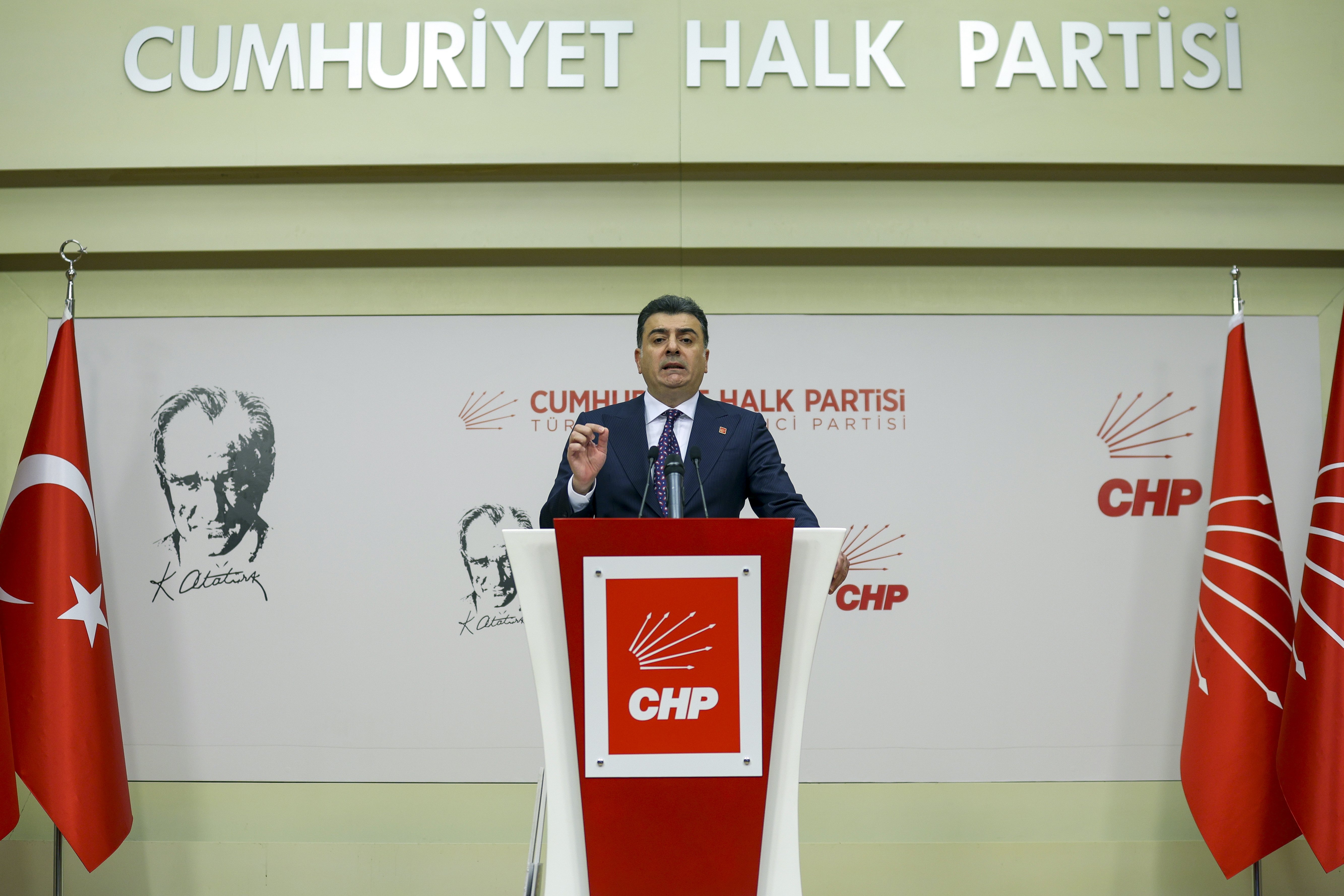 CHP Sözcüsü Zeynel Emre, MYK toplantısı sonrası açıklama yapıyor.