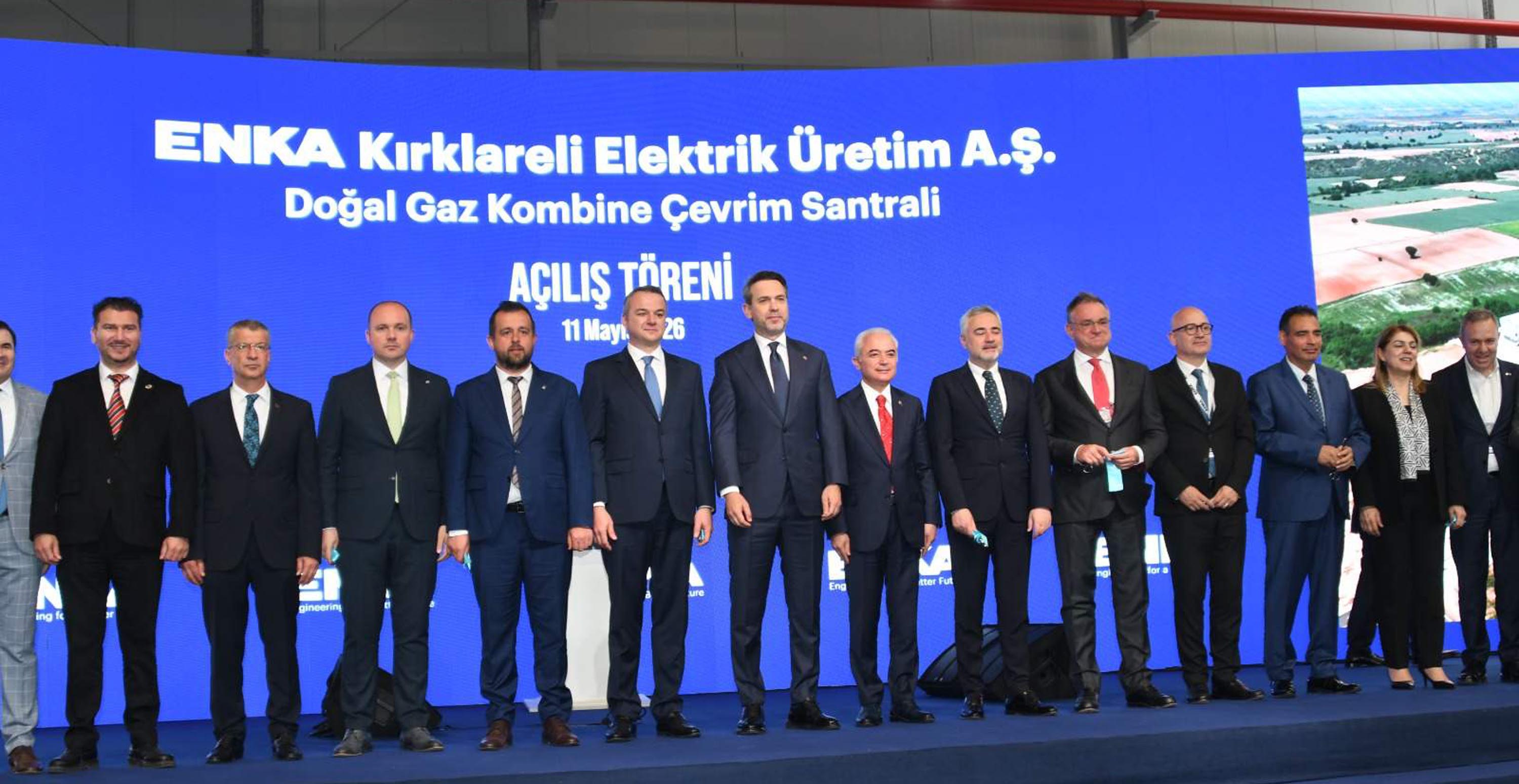 Bakan Bayraktar, santral sahasını inceliyor.