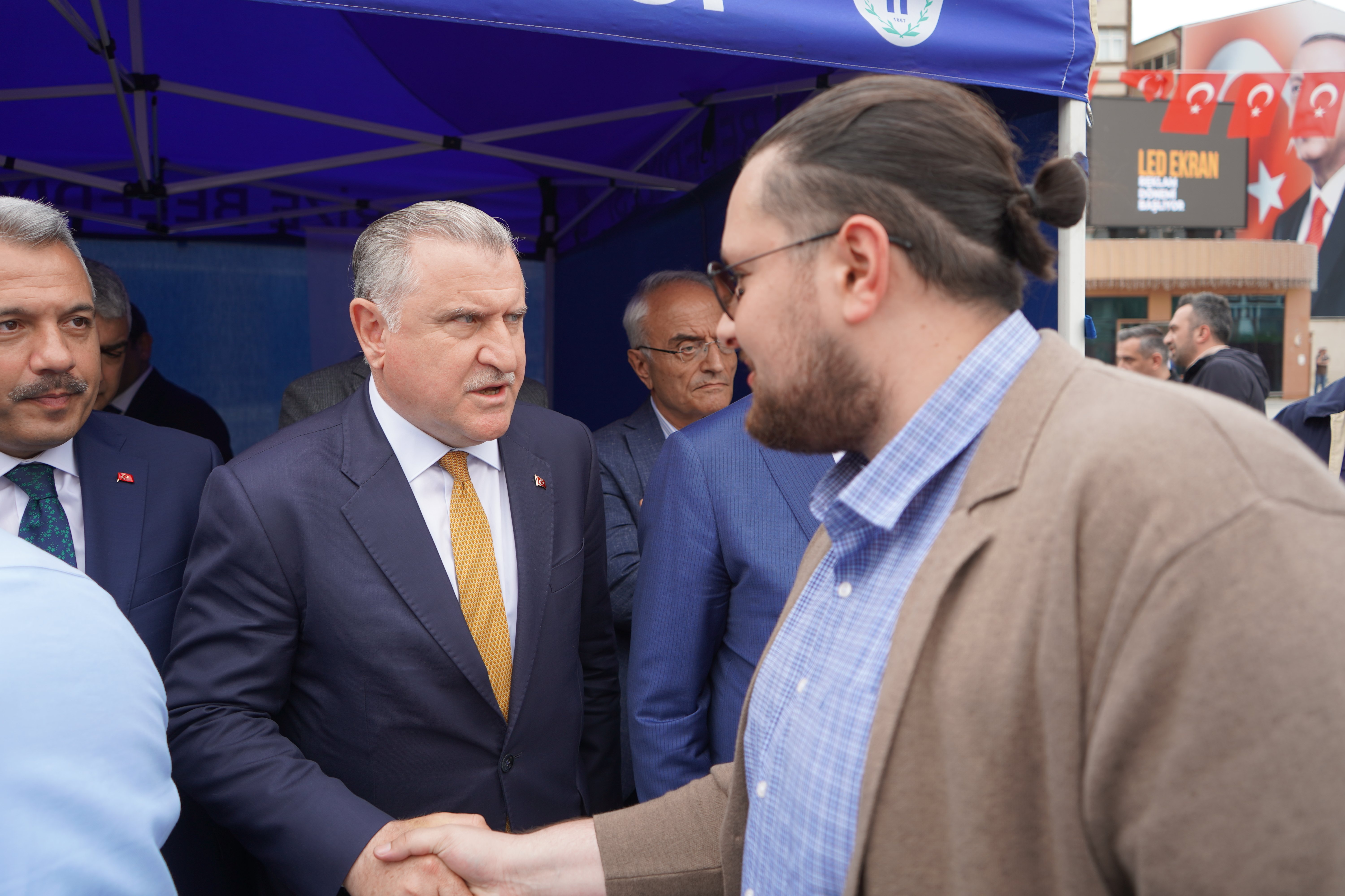 Osman Aşkın Bak konuşma yapıyor