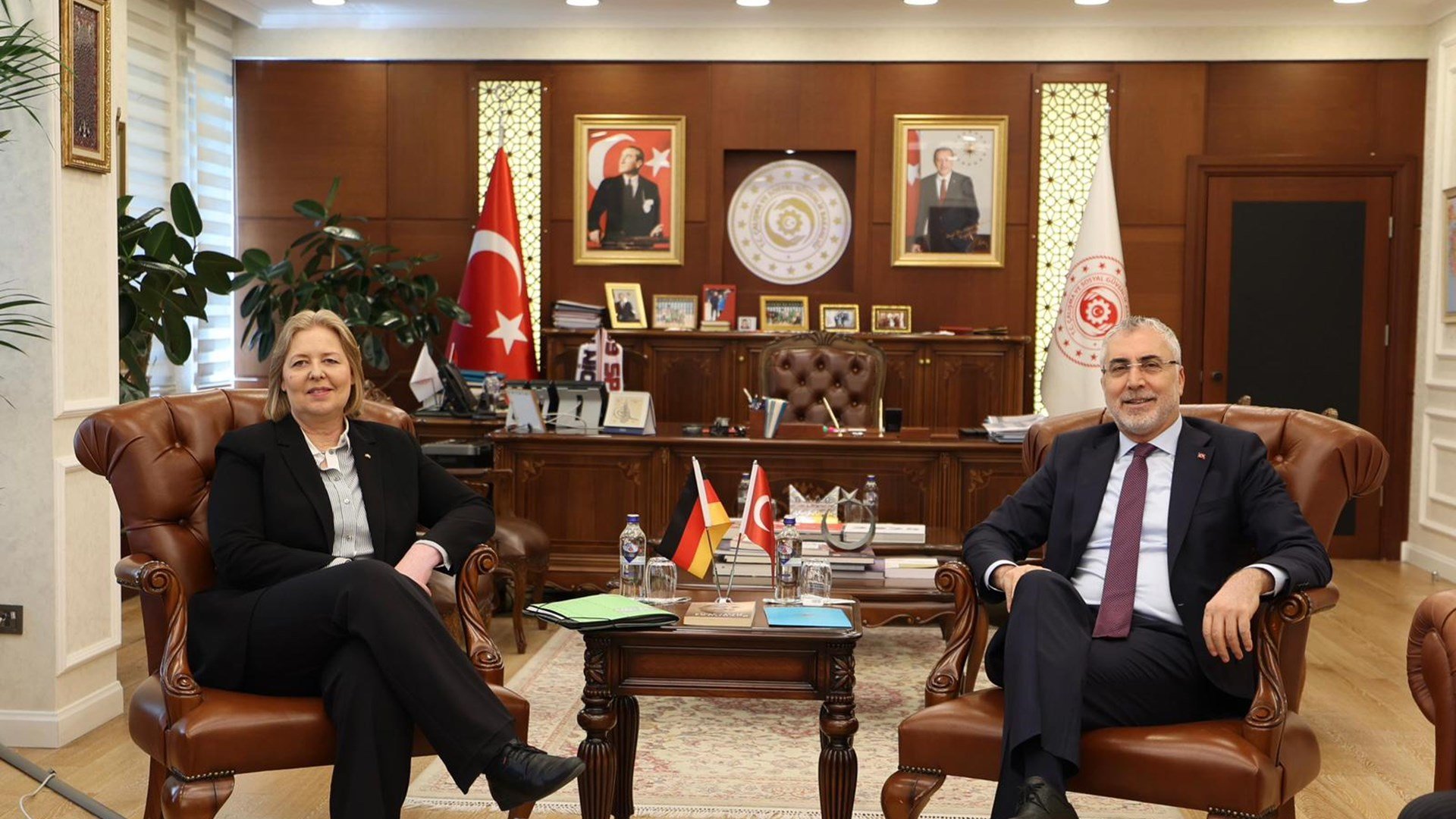 Vedat Işıkhan ve Barbel Bas anlaşma imzalarken