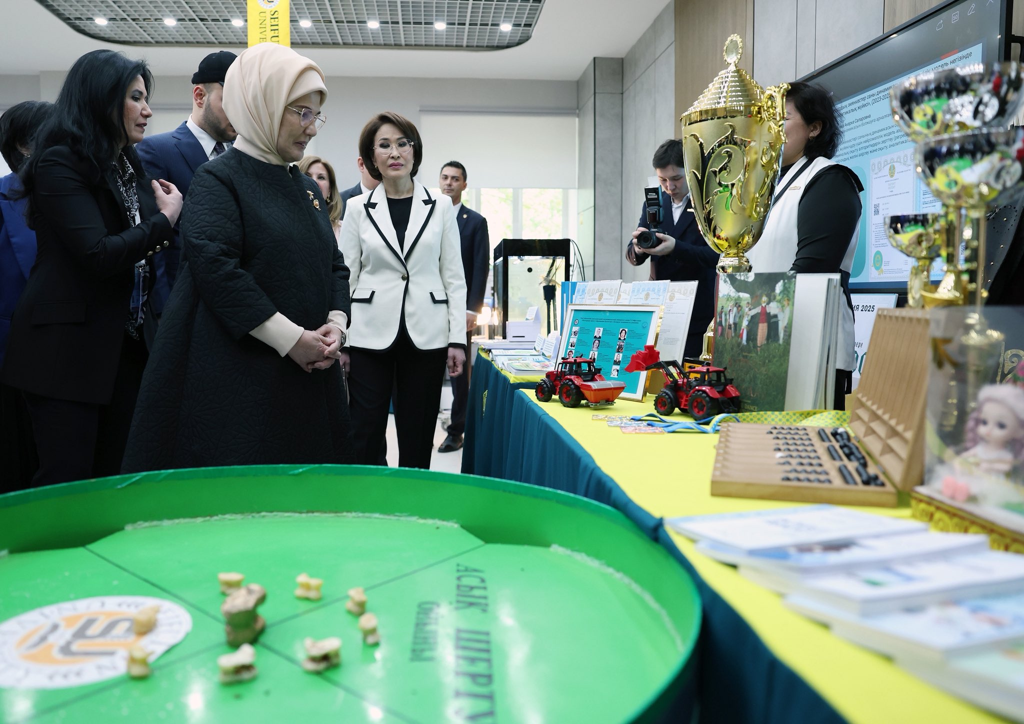 Emine Erdoğan Kazakistan Sıfır Atık Laboratuvarı açılışı