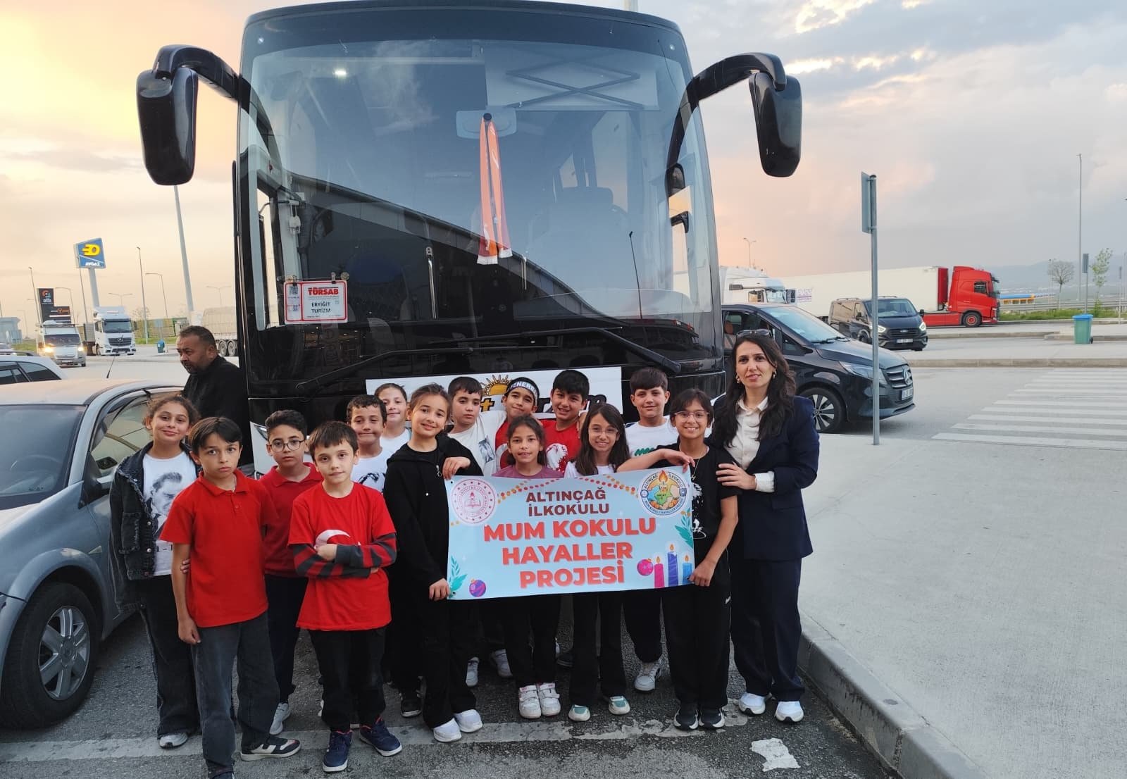 Öğrenciler mum üretirken